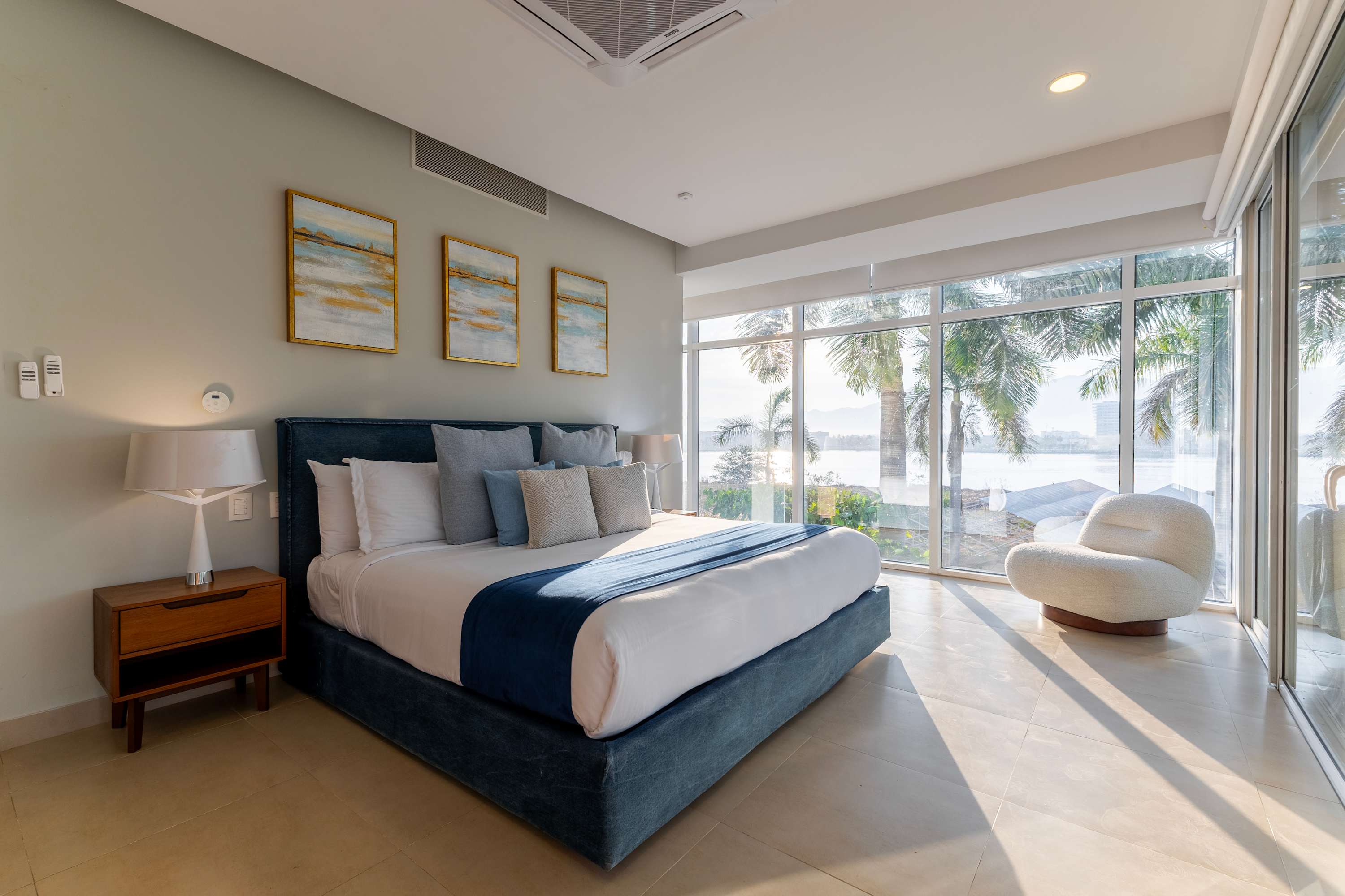 Garden House | Oceanfront Luxury & Private Patio - Picture 7