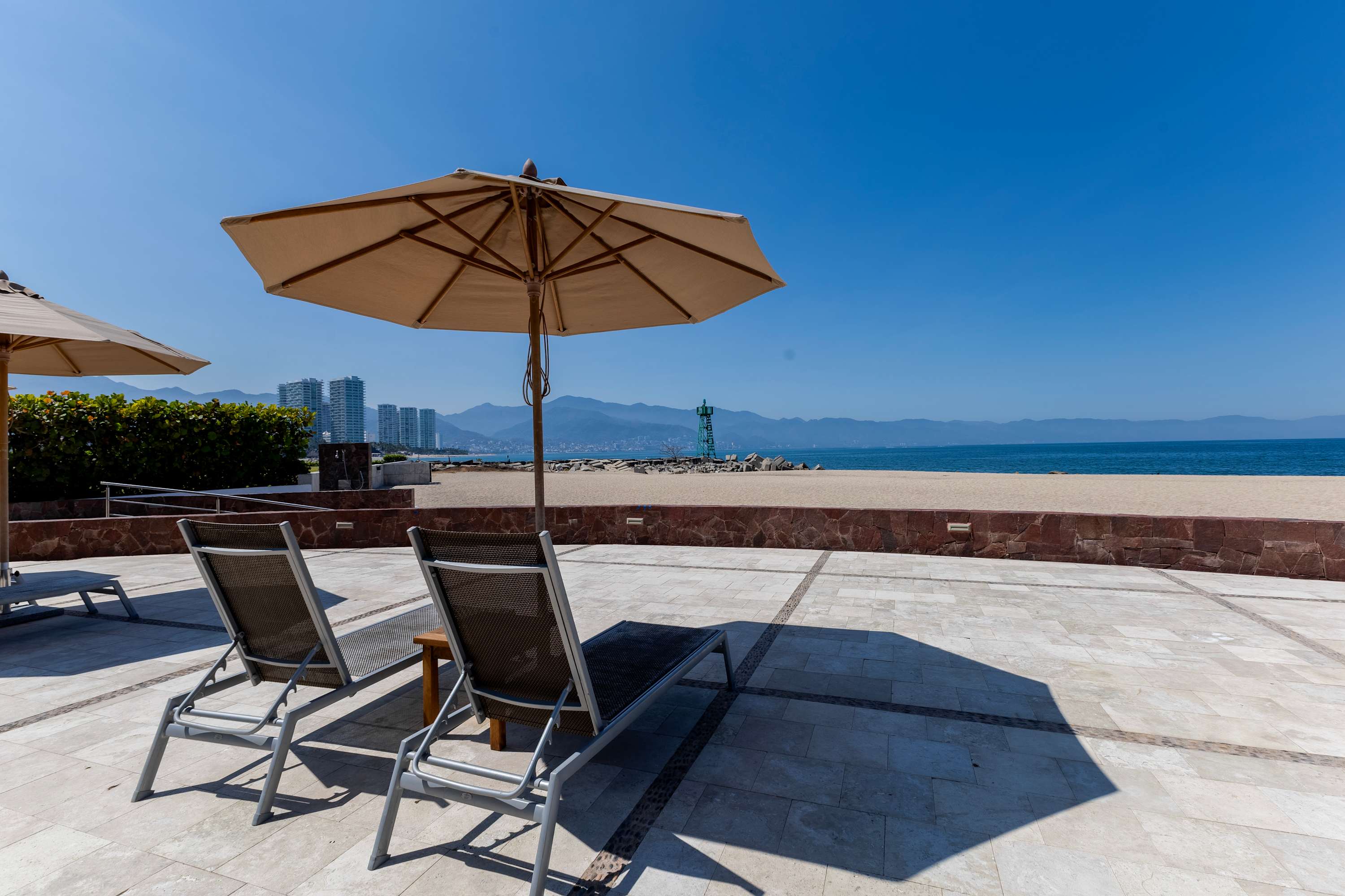 Garden House | Oceanfront Luxury & Private Patio - Picture 45