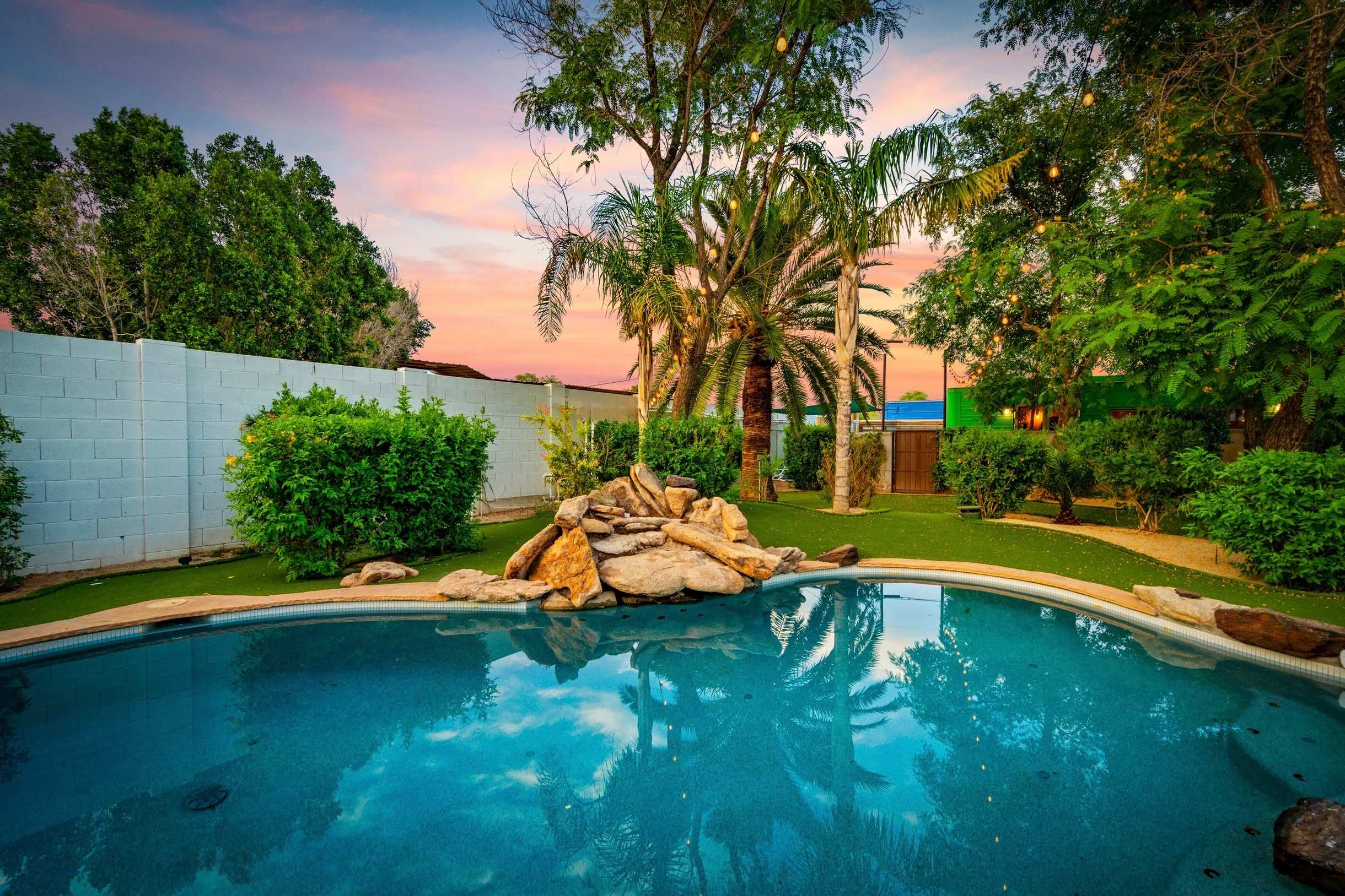 Modern Poolside Retreat- Mini Golf, Fire Pit +MORE