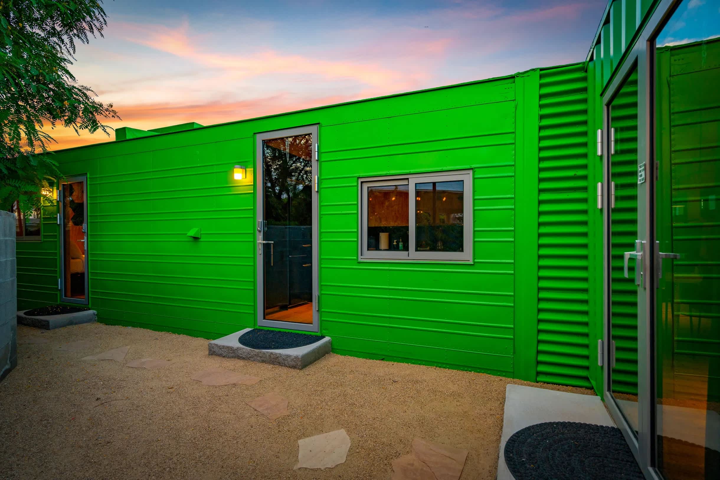 Modern Poolside Retreat- Mini Golf, Fire Pit +MORE