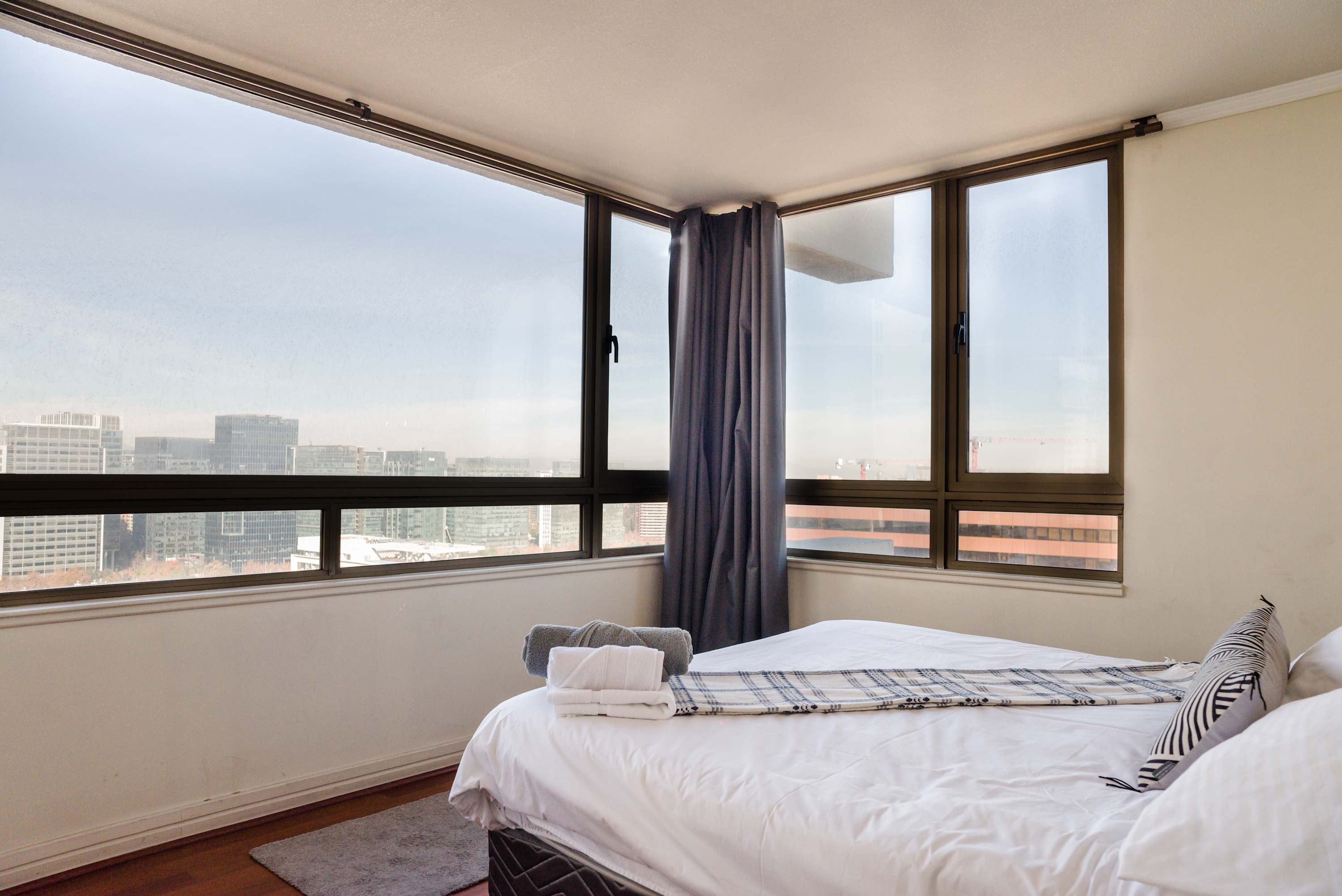 Wake up to stunning city views in this cozy bedroom, perfect for a relaxing stay in the heart of Chile.