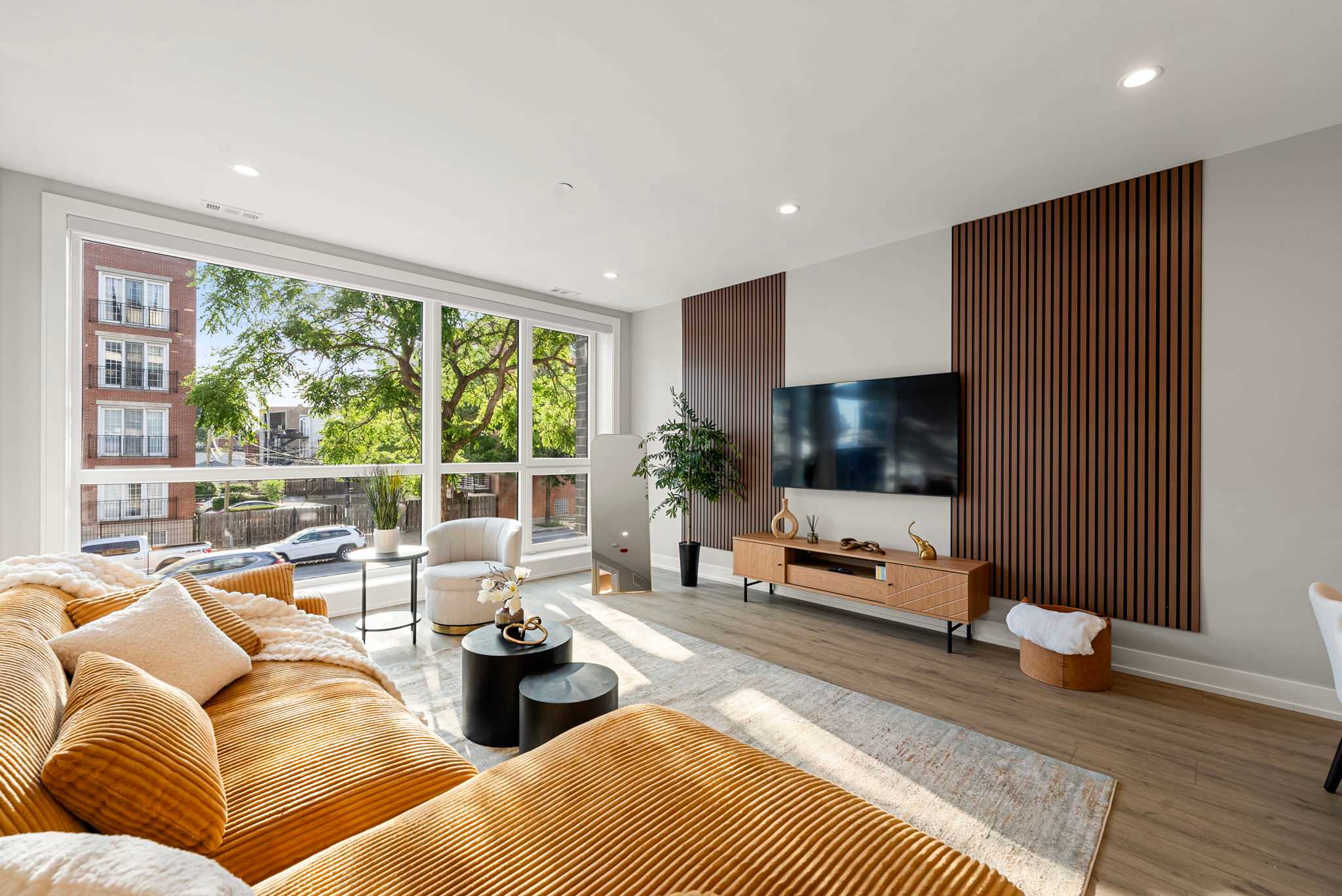 Enjoy our 2BD 2BD Condo with Parking in Tri Taylor — Chicago, IL — vacation rental