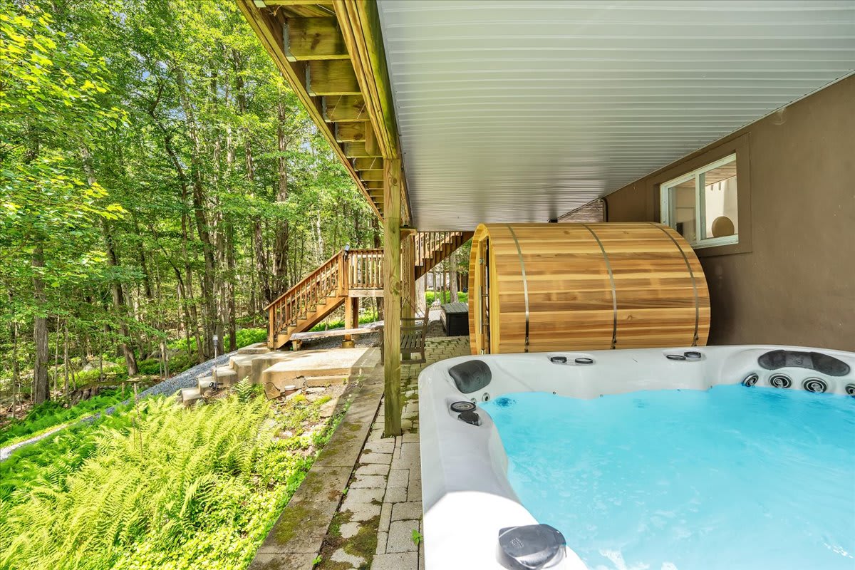 Lakefront Pocono Chalet | Dock | HotTub | Sauna