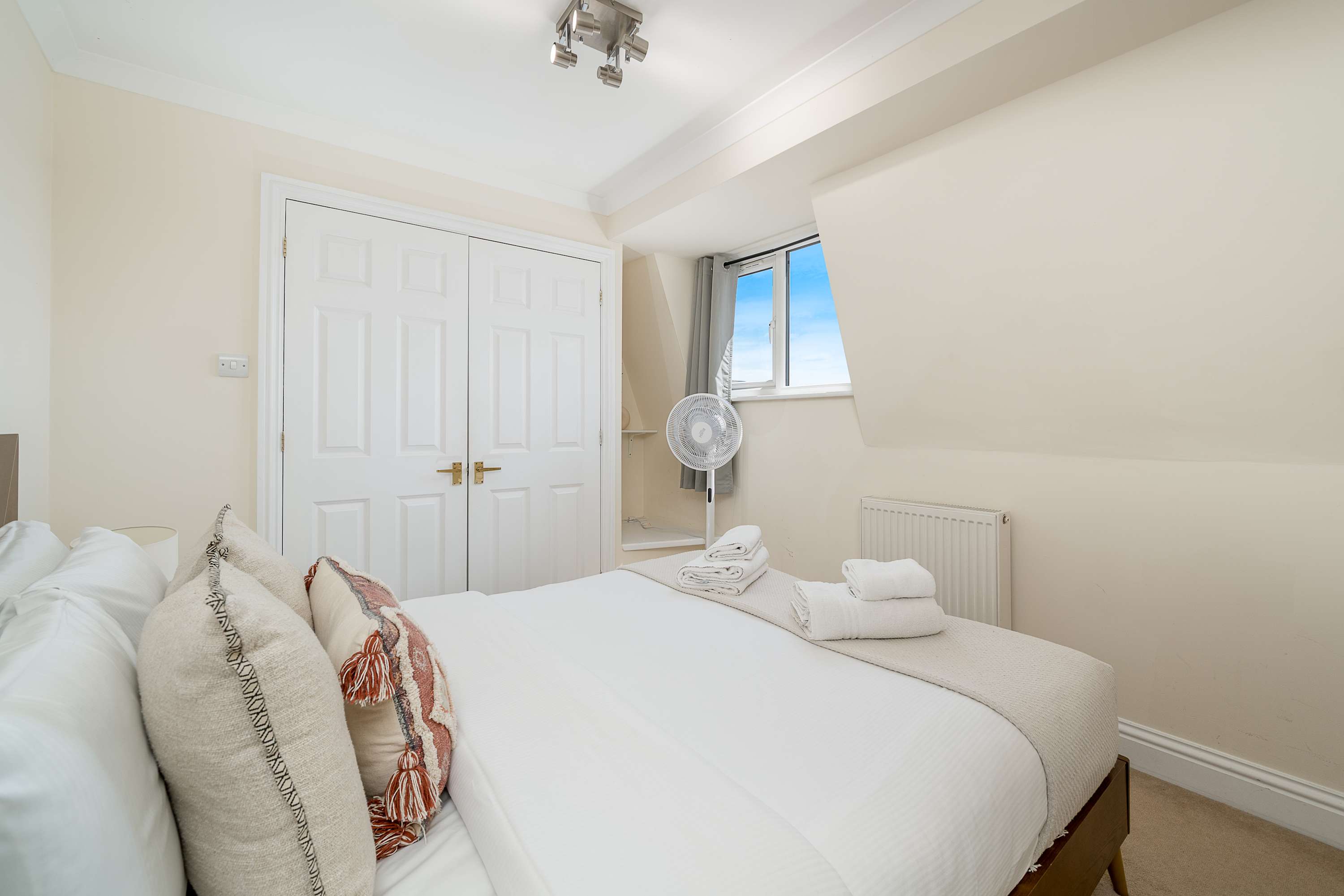 Battersea Park 7 Min walk • Balcony • Cafés Below in 521 Battersea Park Road SW11 3BN - Property image 14 - VivreStays