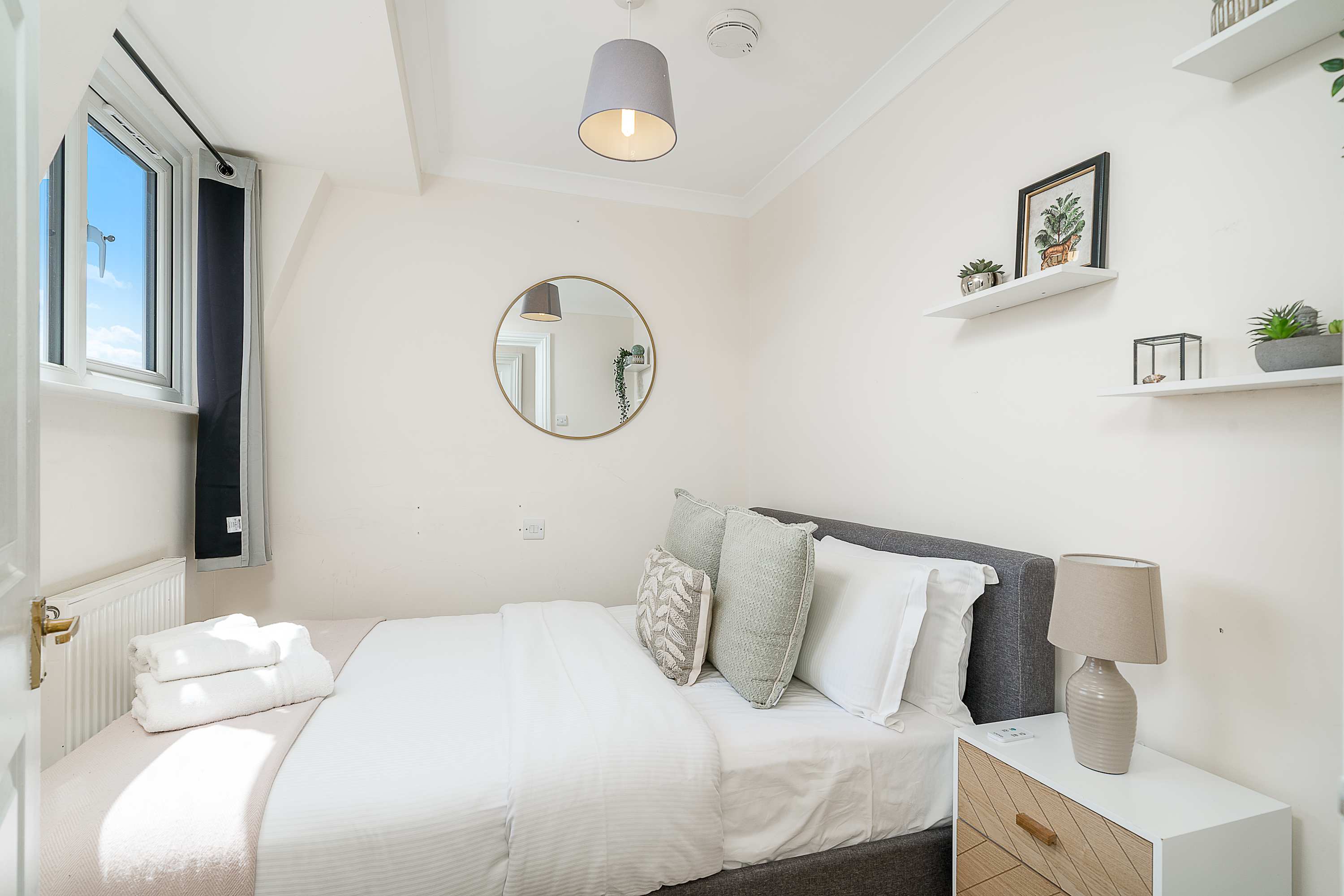 Battersea Park 7 Min walk • Balcony • Cafés Below in 521 Battersea Park Road SW11 3BN - Property image 5 - VivreStays