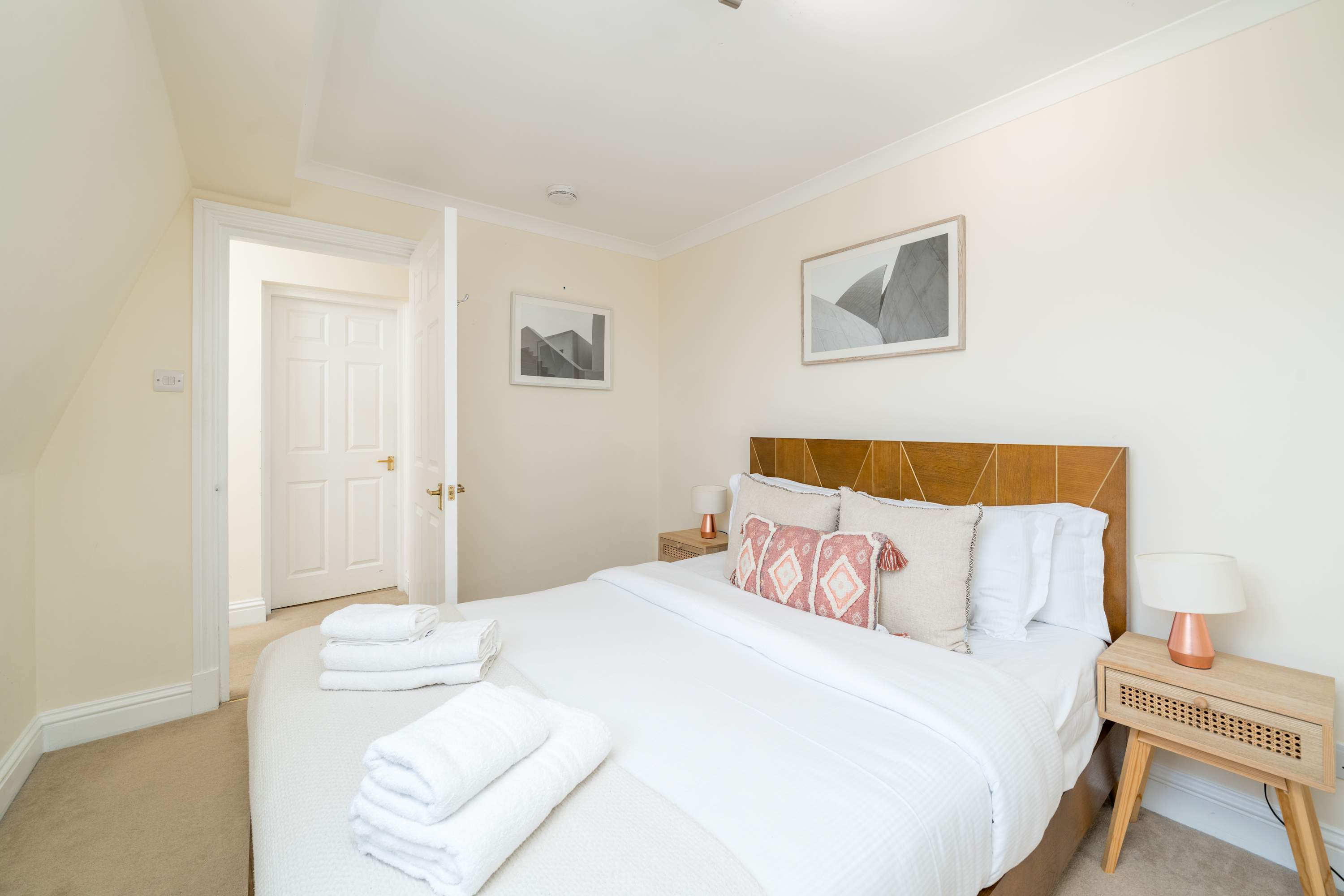 Battersea Park 7 Min walk • Balcony • Cafés Below in 521 Battersea Park Road SW11 3BN - Property image 15 - VivreStays