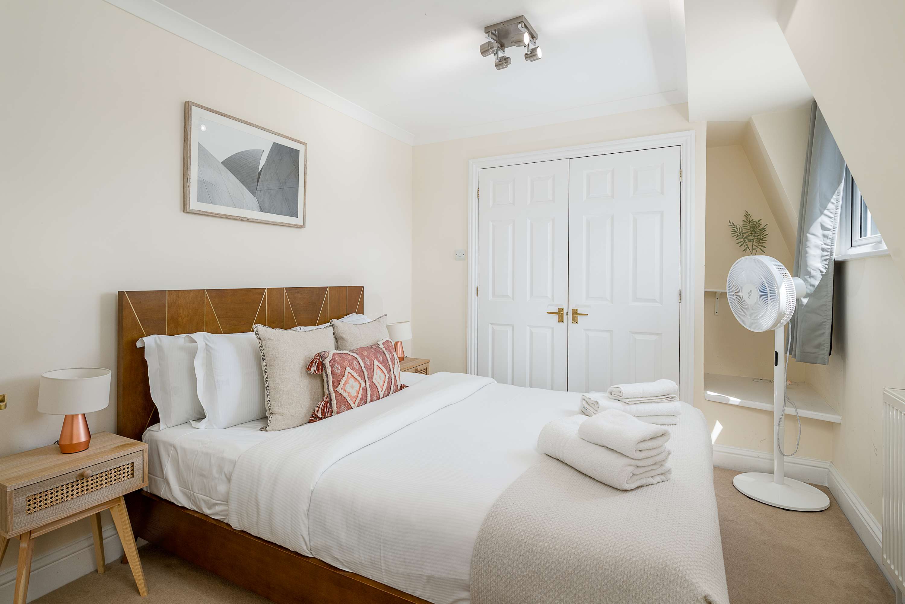 Battersea Park 7 Min walk • Balcony • Cafés Below in 521 Battersea Park Road SW11 3BN - Property image 4 - VivreStays