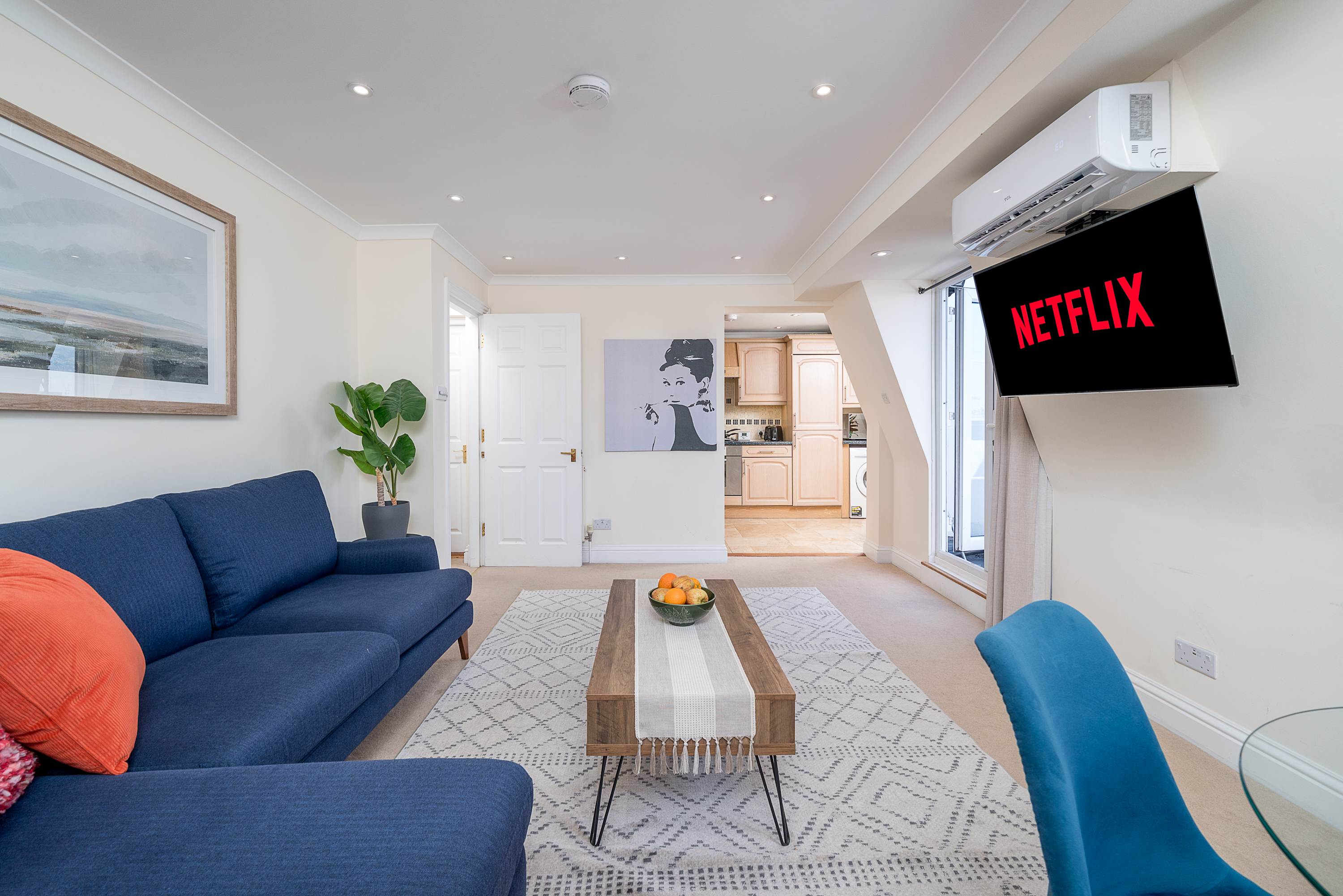 Battersea Park 7 Min walk • Balcony • Cafés Below in 521 Battersea Park Road SW11 3BN - Property image 2 - VivreStays