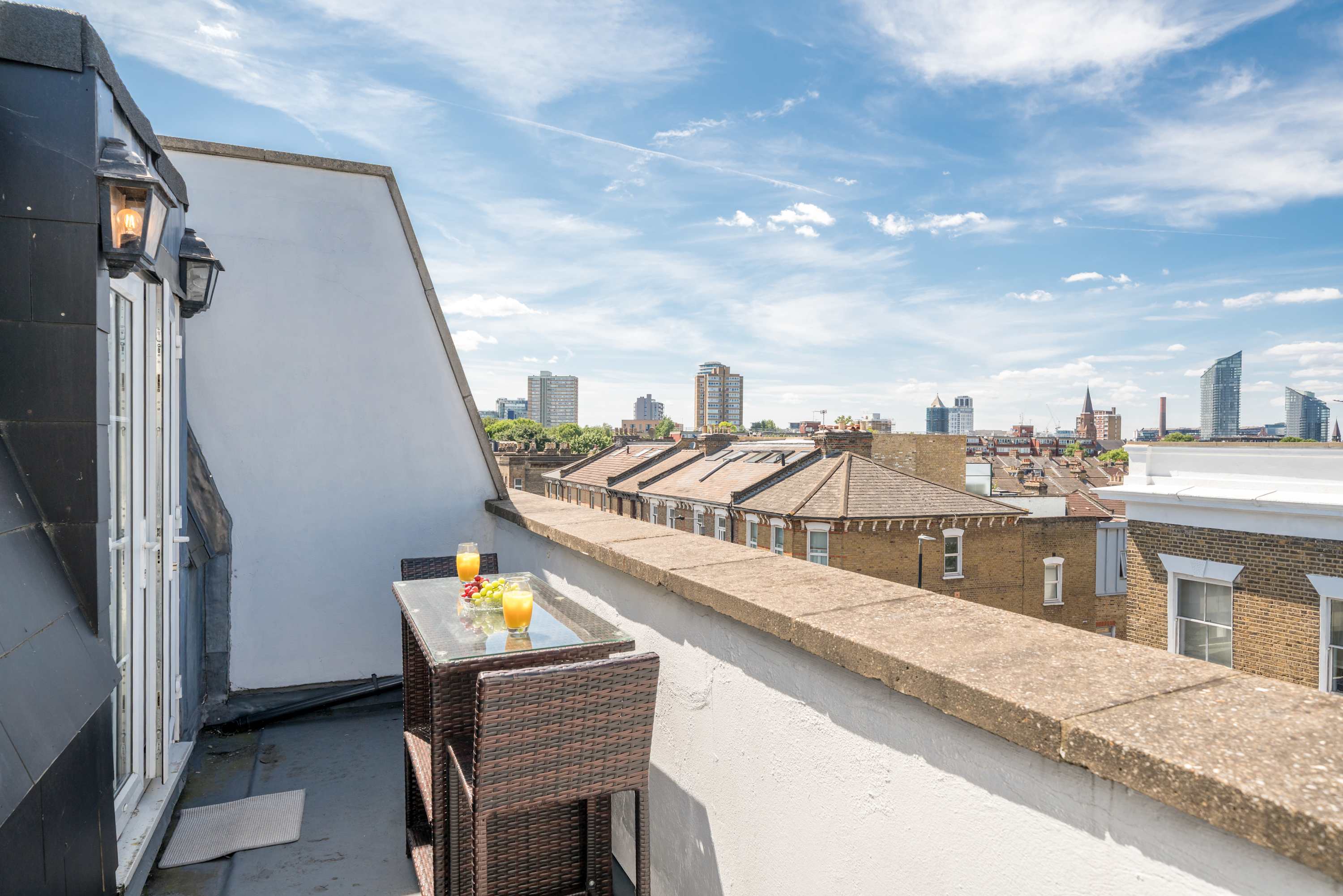 Battersea Park 7 Min walk • Balcony • Cafés Below in 521 Battersea Park Road SW11 3BN - Property image 11 - VivreStays