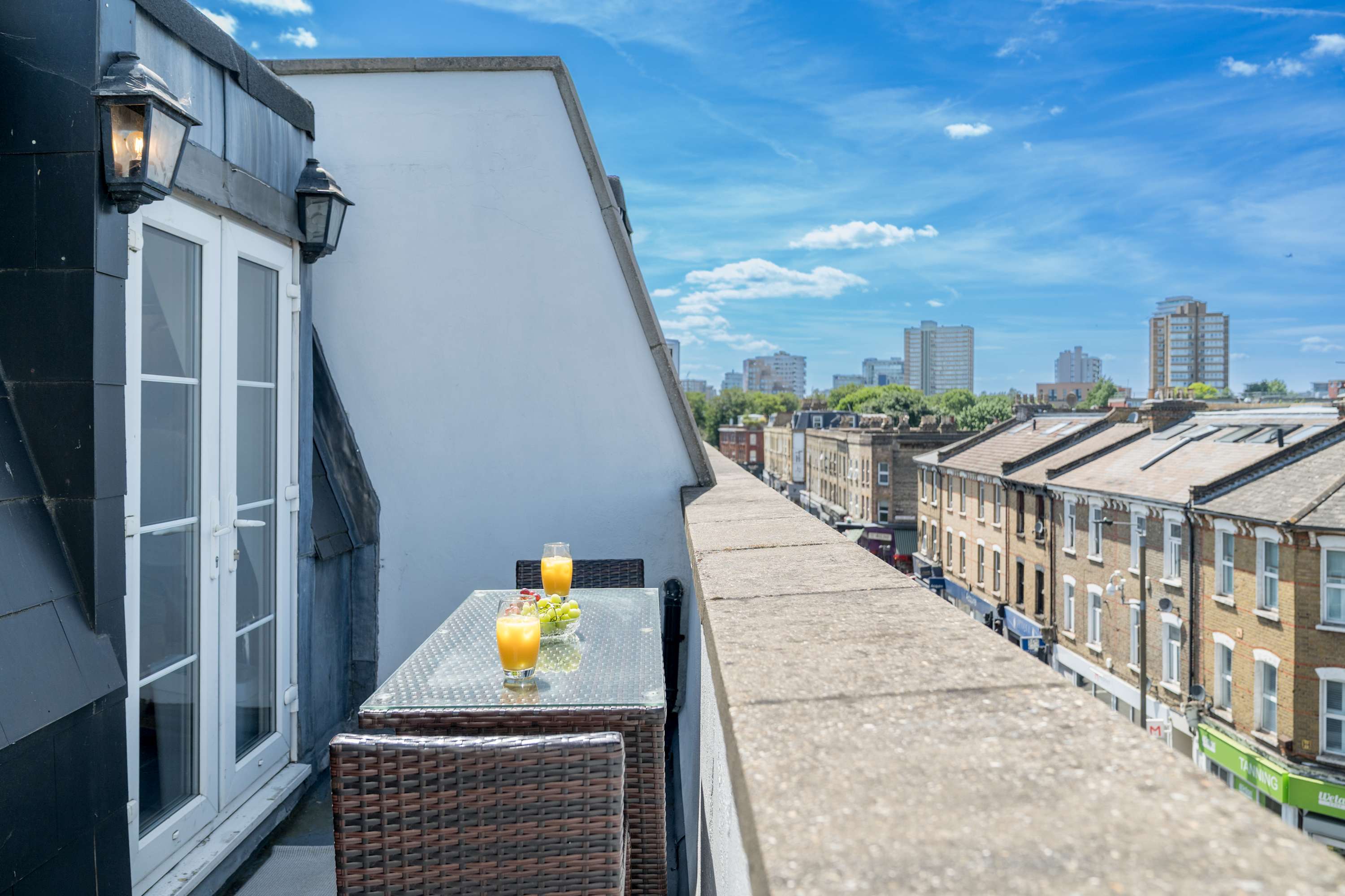 Battersea Park 7 Min walk • Balcony • Cafés Below in 521 Battersea Park Road SW11 3BN - Property image 10 - VivreStays