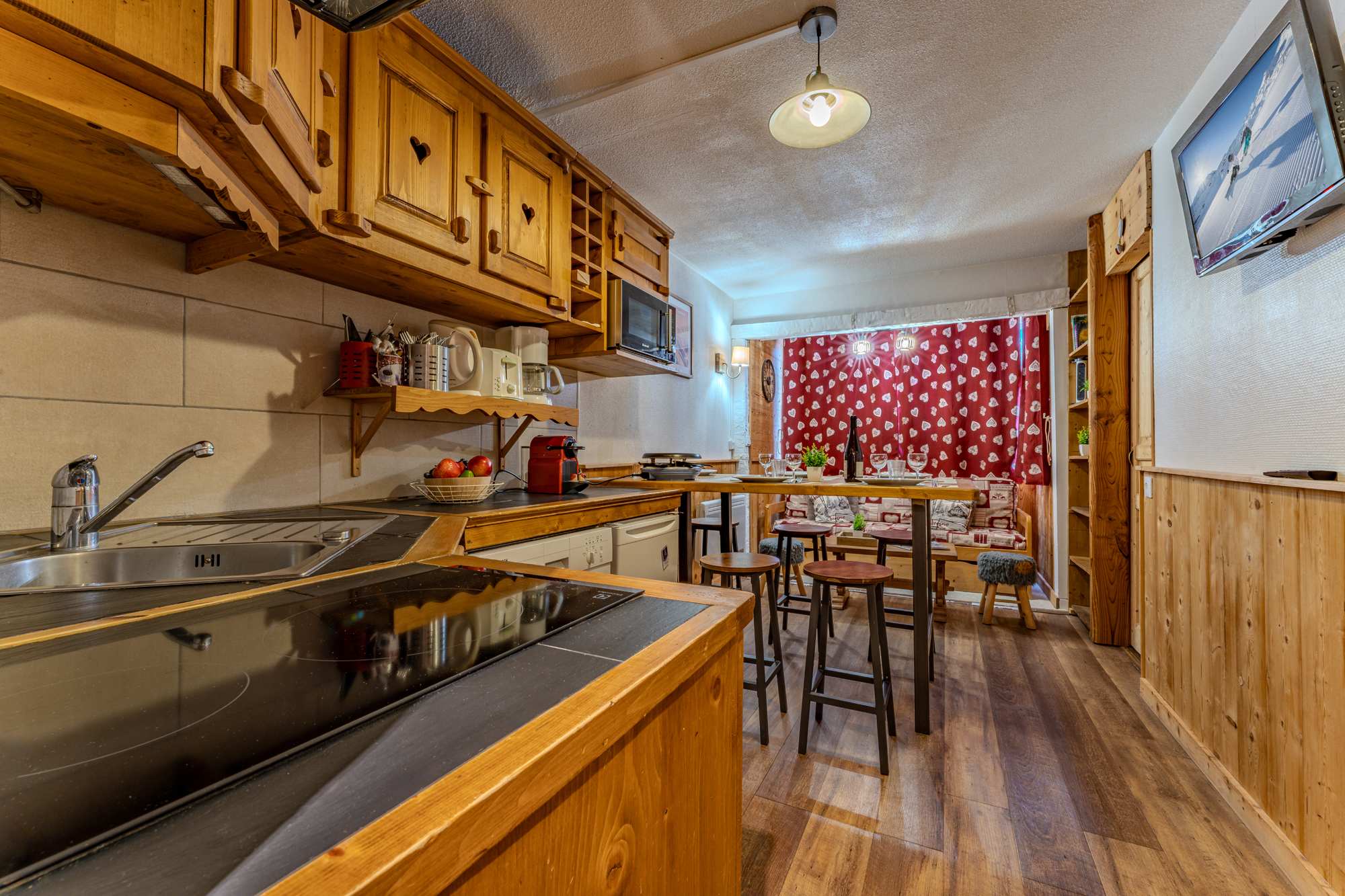 Comfy Ski-Side Hideaway w Views — Val Thorens, Auvergne-Rhône-Alpes — vacation rental