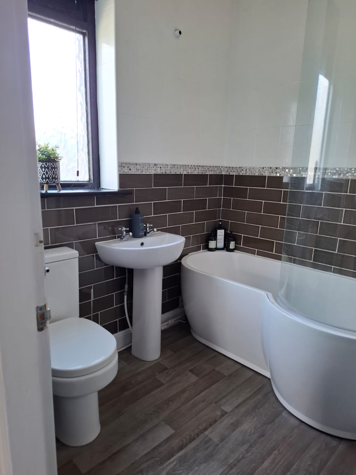 Stylish 2BR | Wi Fi & Parking by Hosterooo