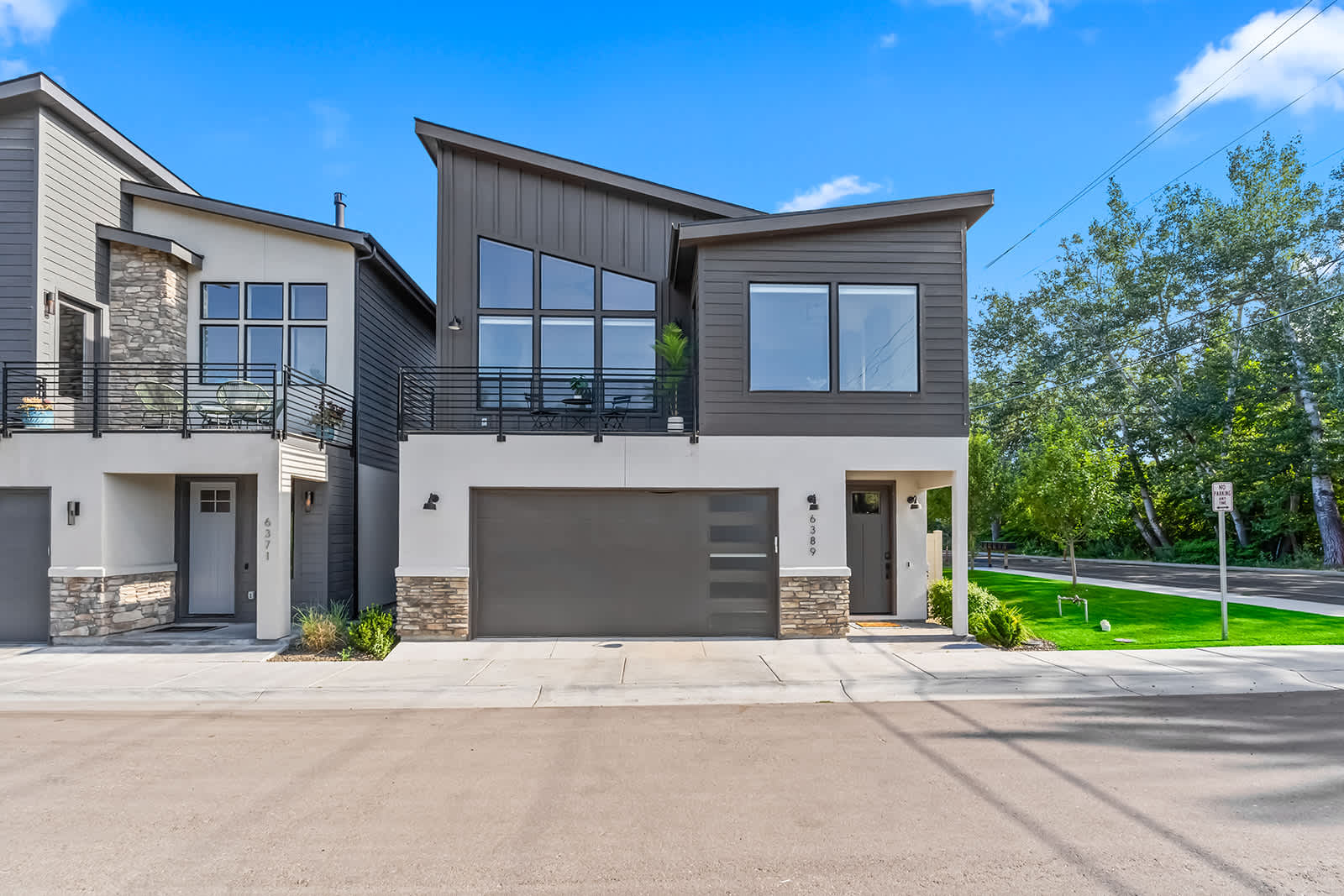 Dark & Sleek 3BR Escape by the Golf Course 2