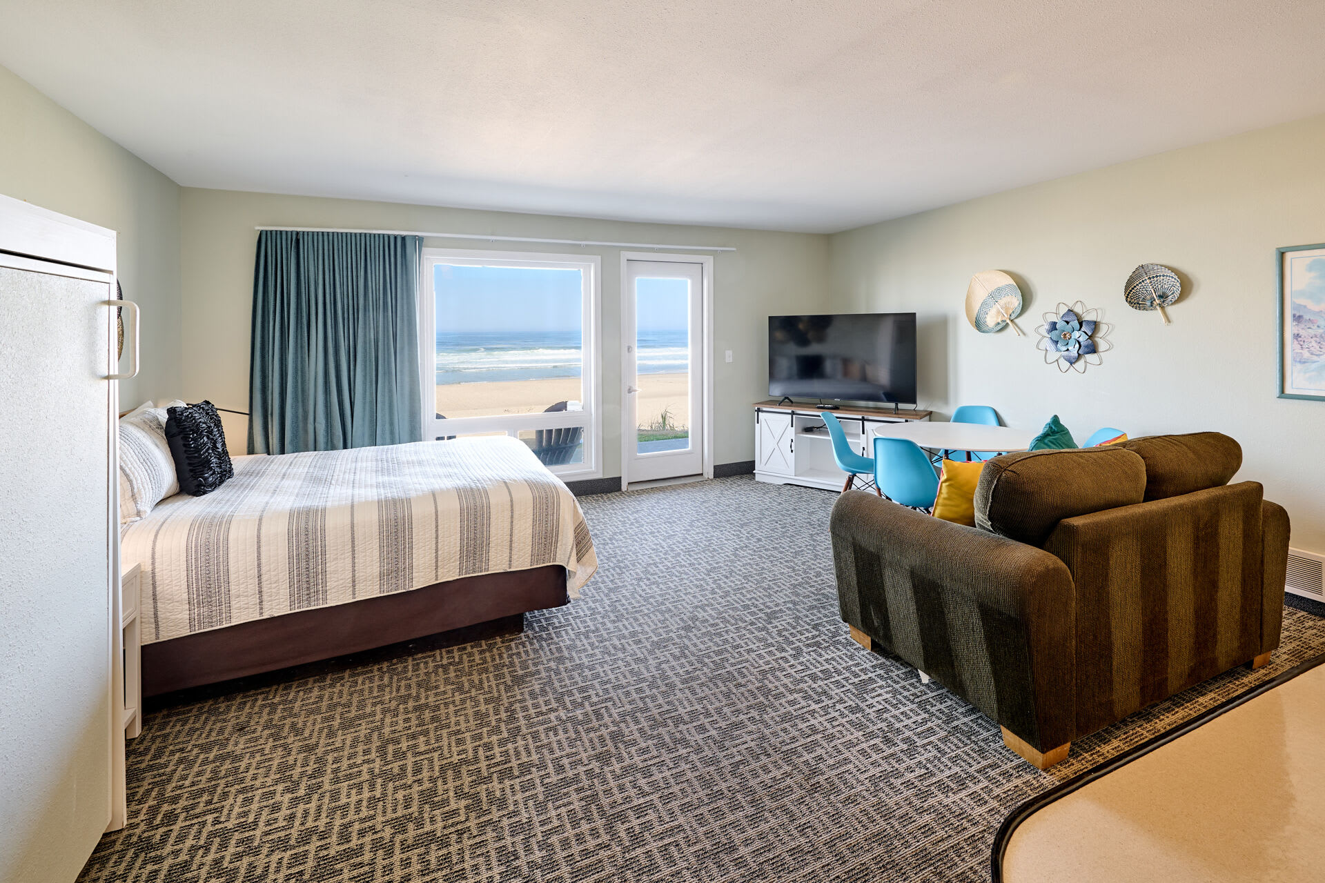 Beachfront Condo - Ground Floor - Ocean Views - Pool & Hot Tub!