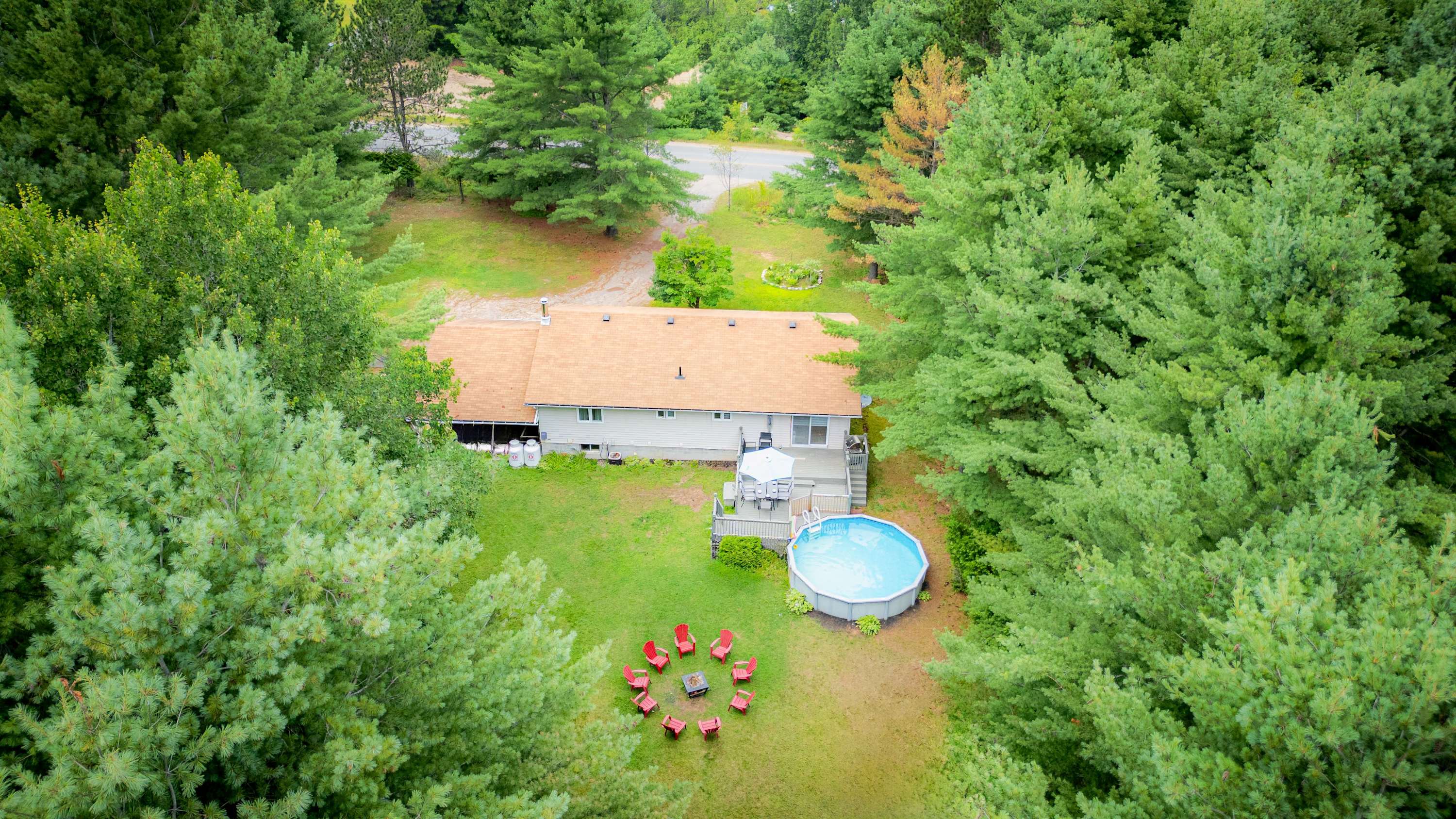 Bancroft Memories | 5BR Retreat + Pool & 2 Kitchens — HERS, Ontario — vacation rental