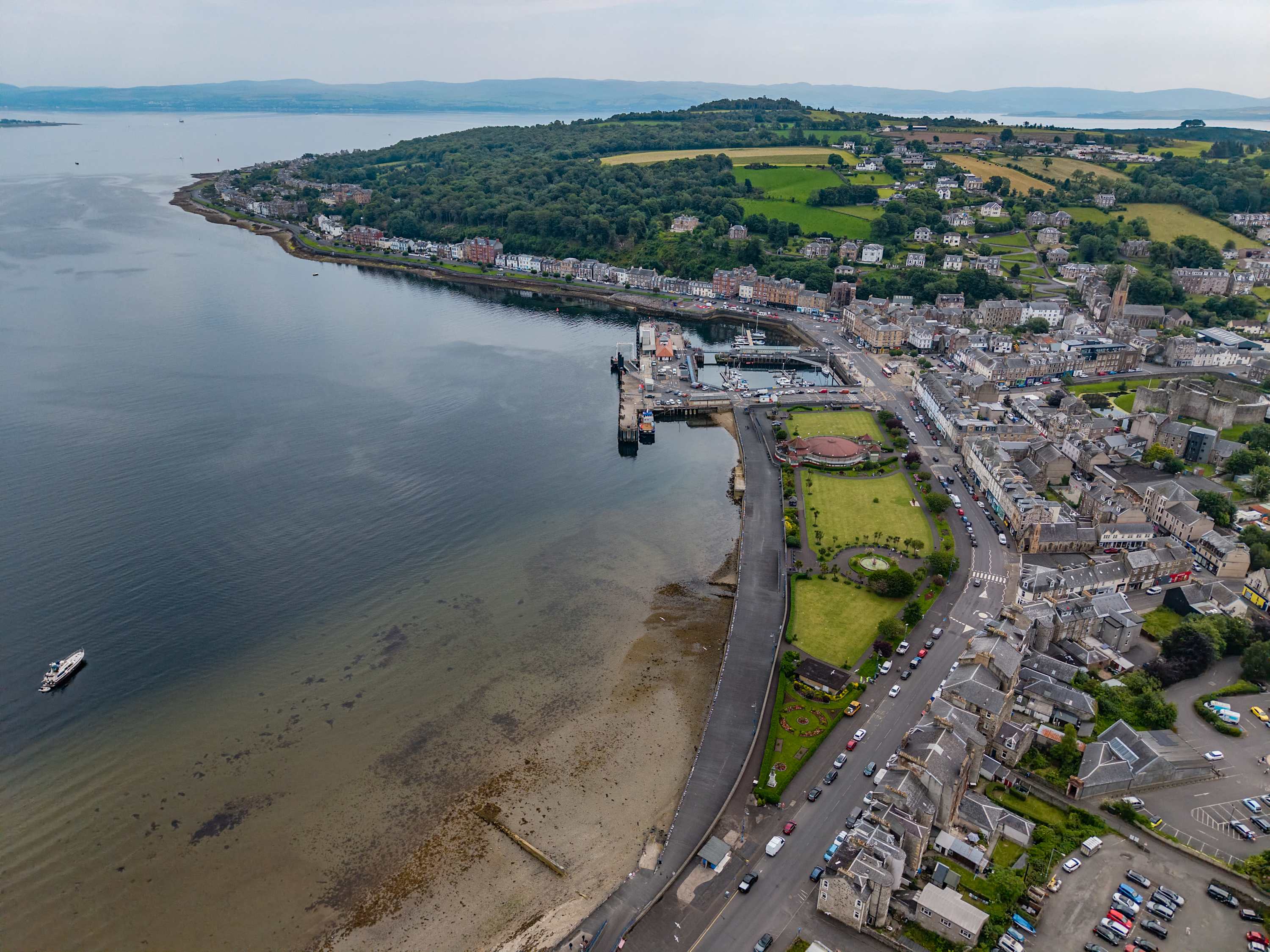 View Panoramic Sea View Apartment in Rothesay Bay in First Floor Right, Academy Apartments, Academy Road PA20 0BG Panoramic Sea View Apartment in Rothesay Bay in First Floor Right, Academy Apartments, Academy Road PA20 0BG - Property image 11 - VivreStays