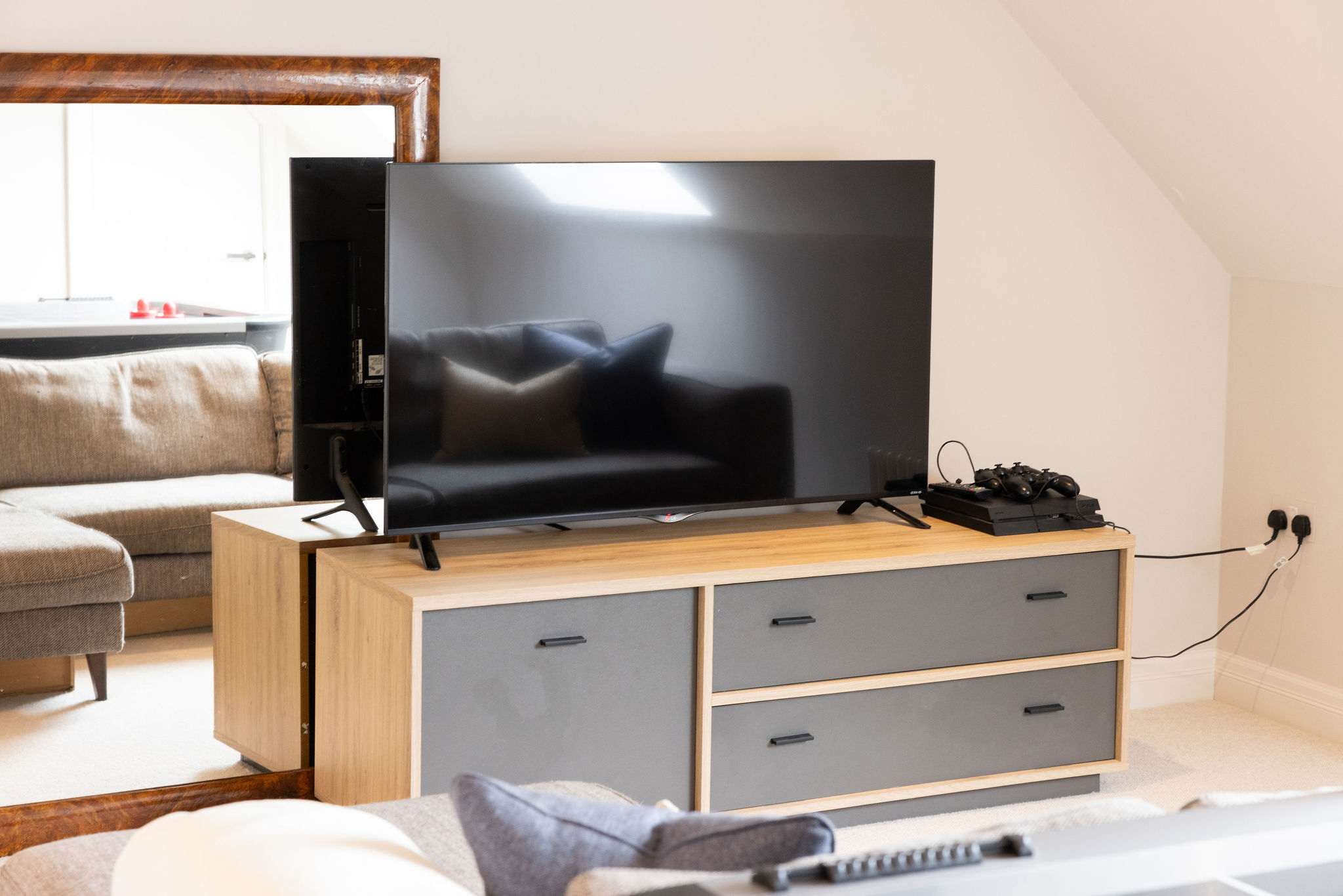 Smart TV with PS4 – perfect for movie nights or gaming