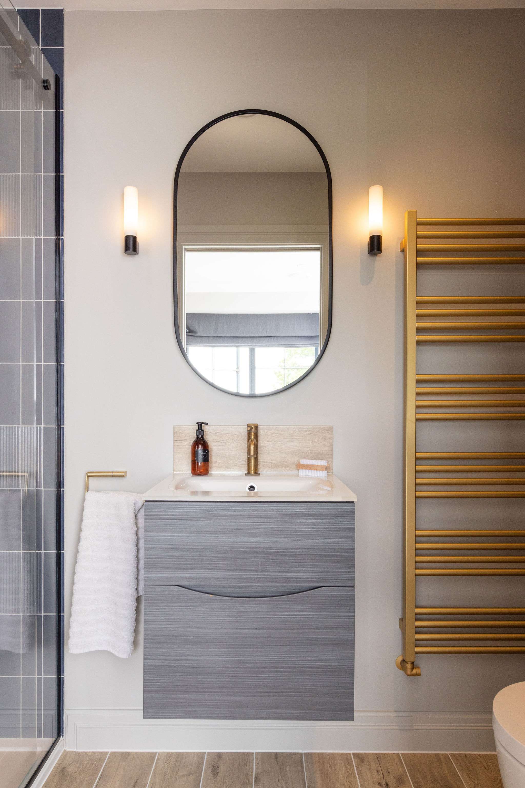 Contemporary en-suite with bold gold accents