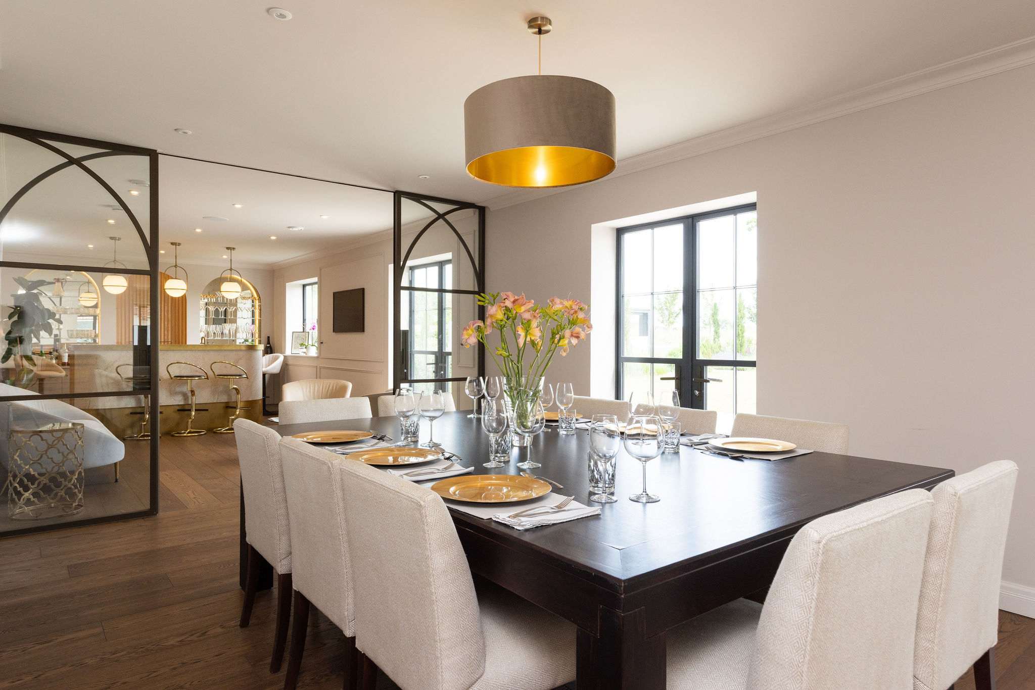Sophisticated setting for long dinners and celebrations