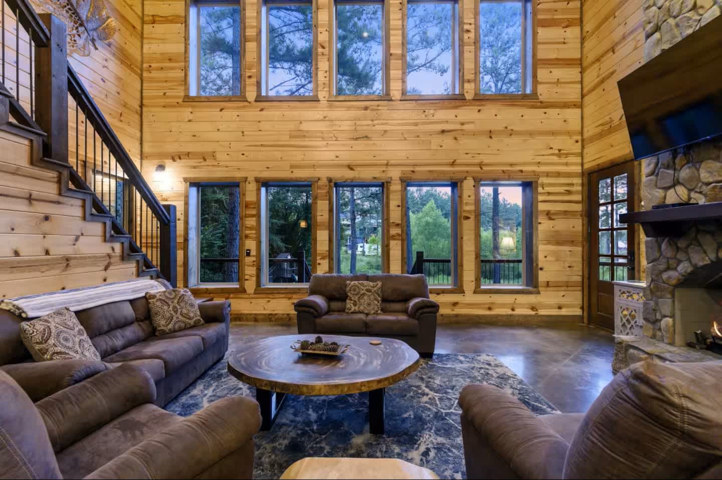 NEW! POOL! 5BR Pond-Hot Tub-Games - Sleeps 19