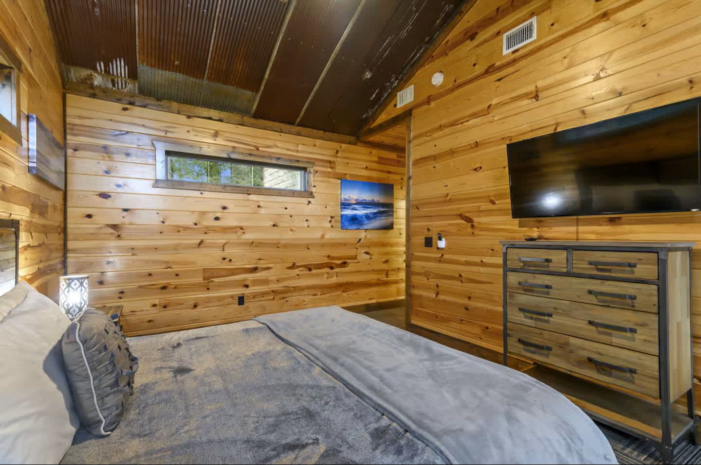 NEW! POOL! 5BR Pond-Hot Tub-Games - Sleeps 19