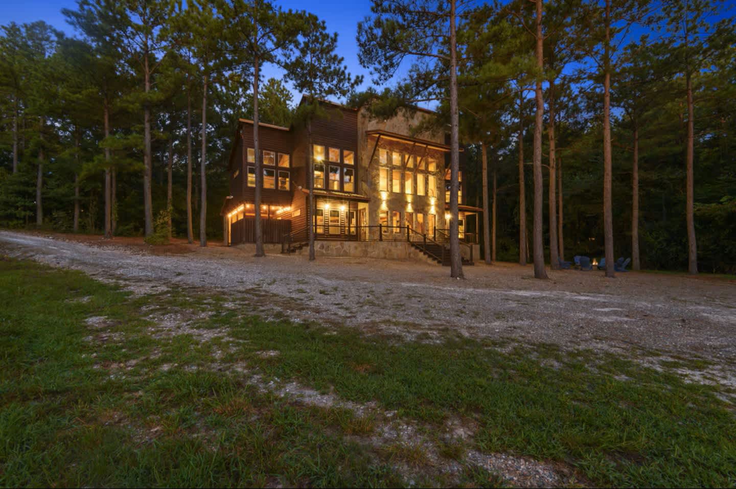 NEW! POOL! 5BR Pond-Hot Tub-Games - Sleeps 19