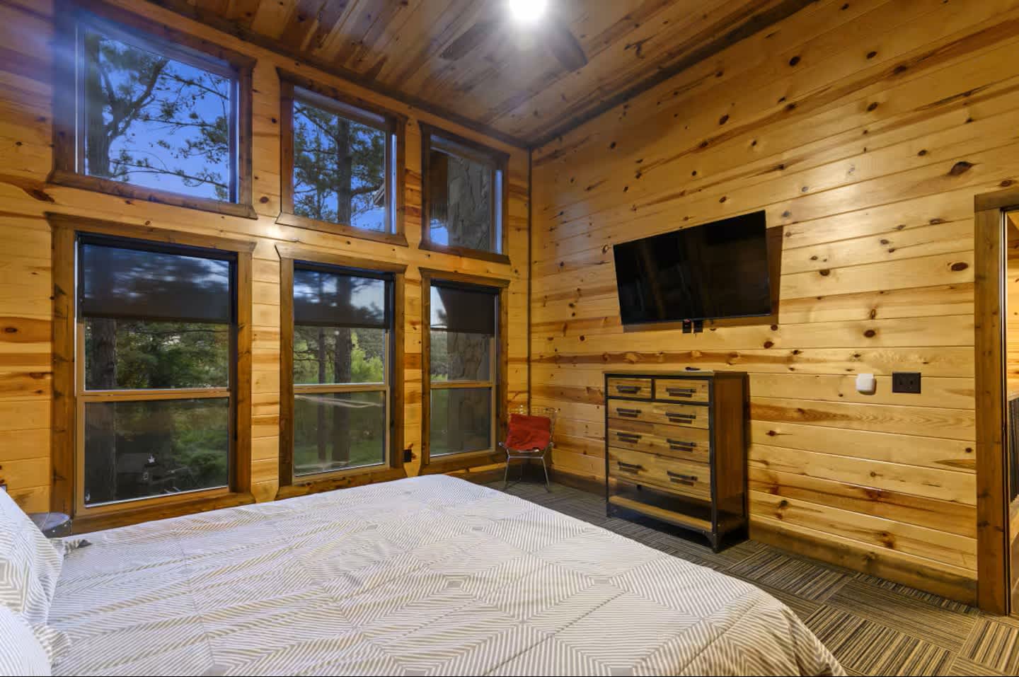 NEW! POOL! 5BR Pond-Hot Tub-Games - Sleeps 19