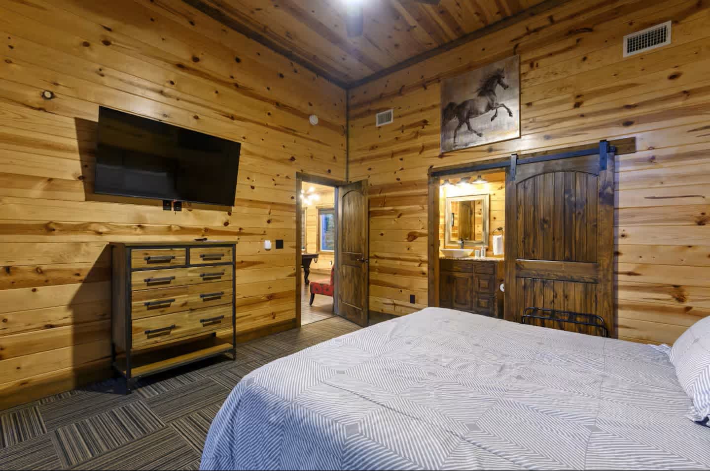 NEW! POOL! 5BR Pond-Hot Tub-Games - Sleeps 19