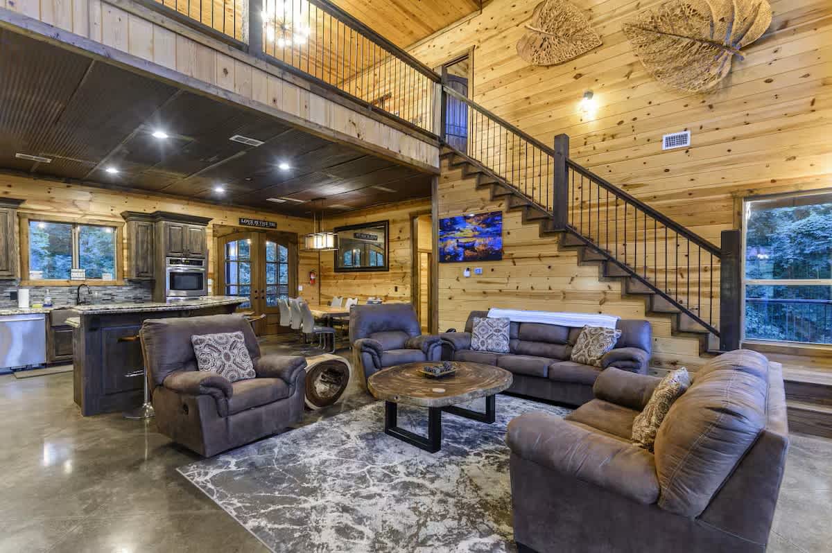 NEW! POOL! 5BR Pond-Hot Tub-Games - Sleeps 19