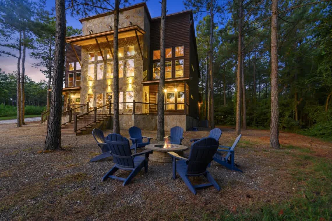 NEW! POOL! 5BR Pond-Hot Tub-Games - Sleeps 19