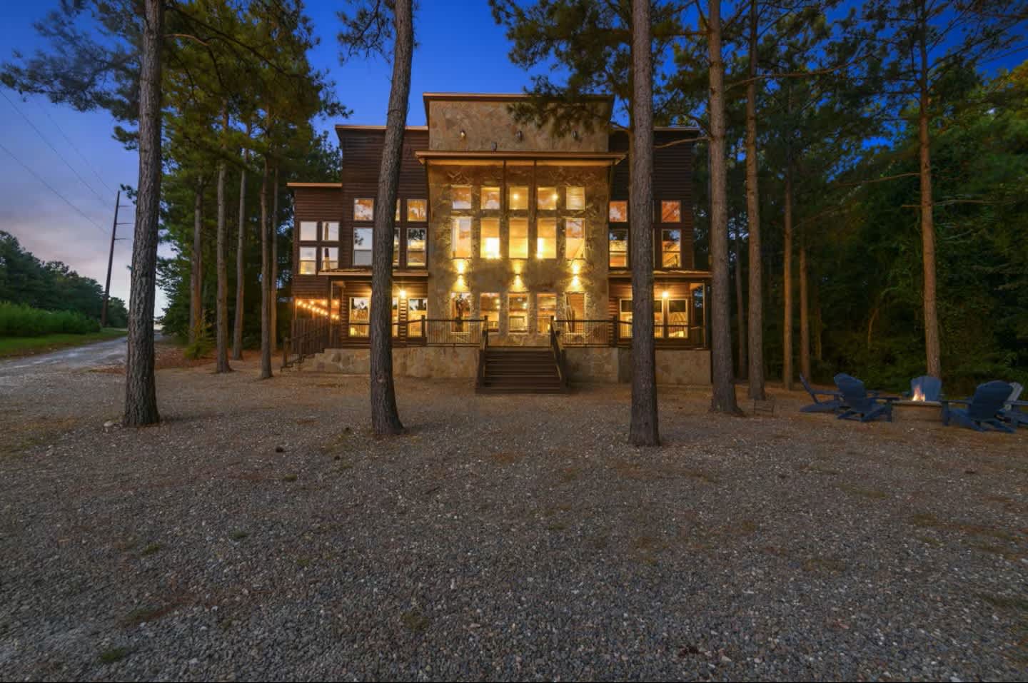 NEW! POOL! 5BR Pond-Hot Tub-Games - Sleeps 19