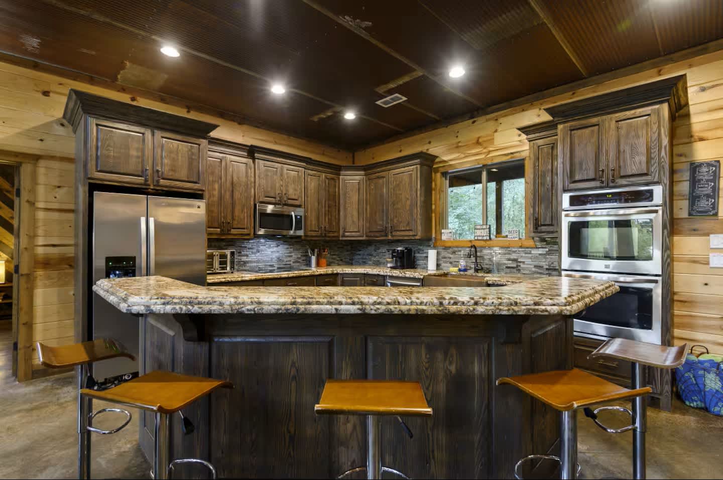 NEW! POOL! 5BR Pond-Hot Tub-Games - Sleeps 19