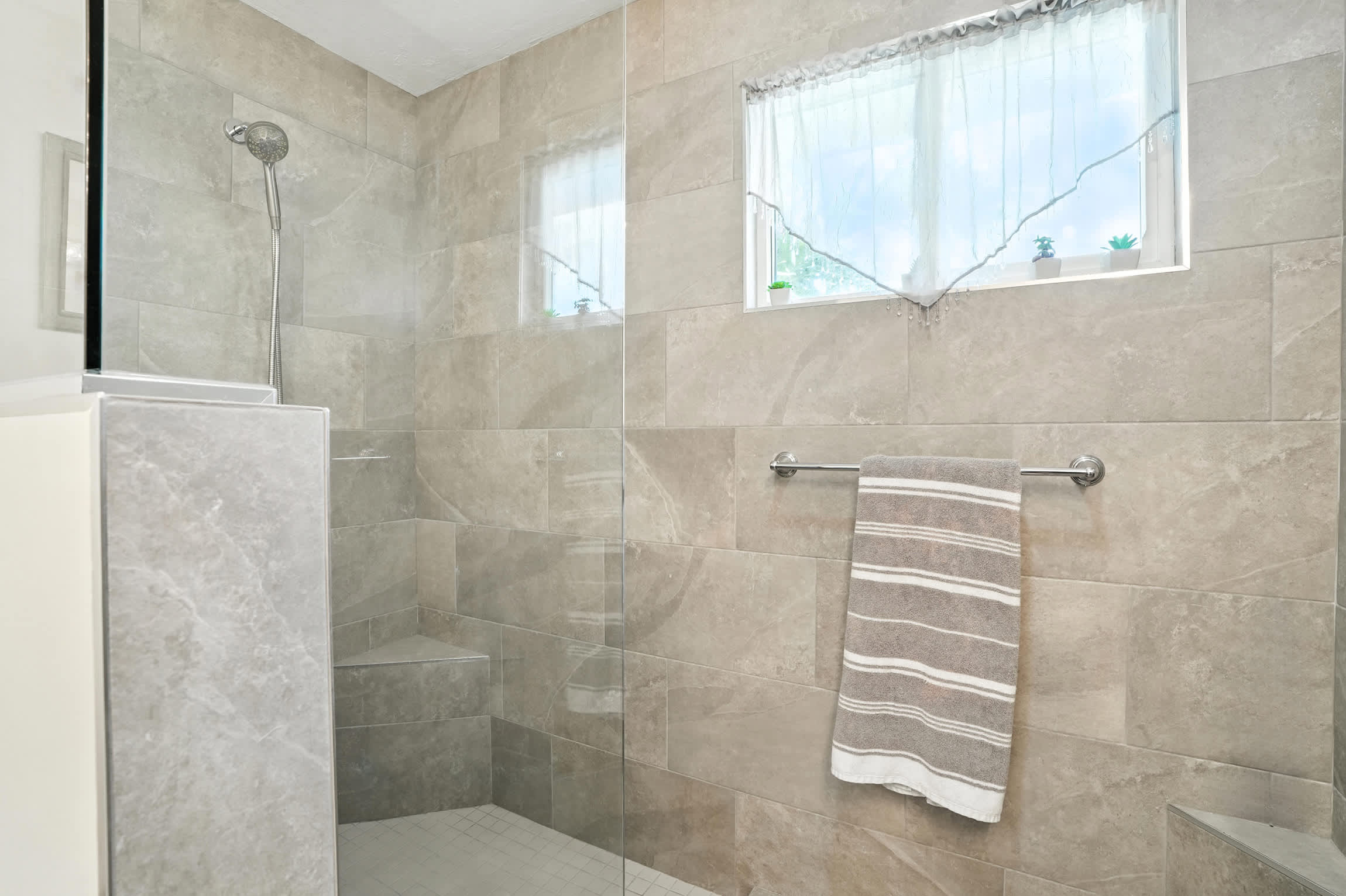 Spacious Villa Near Beach in Gated Community | Photo 22