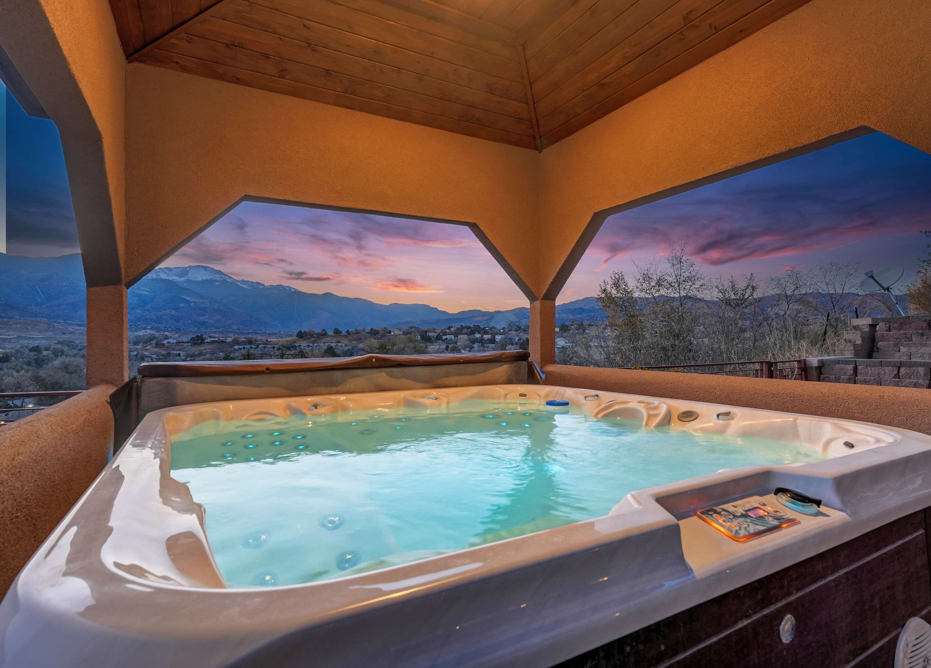 Highland Heights! Luxe Mountain VIEWS w/ Hot Tub — Colorado Springs, CO — vacation rental