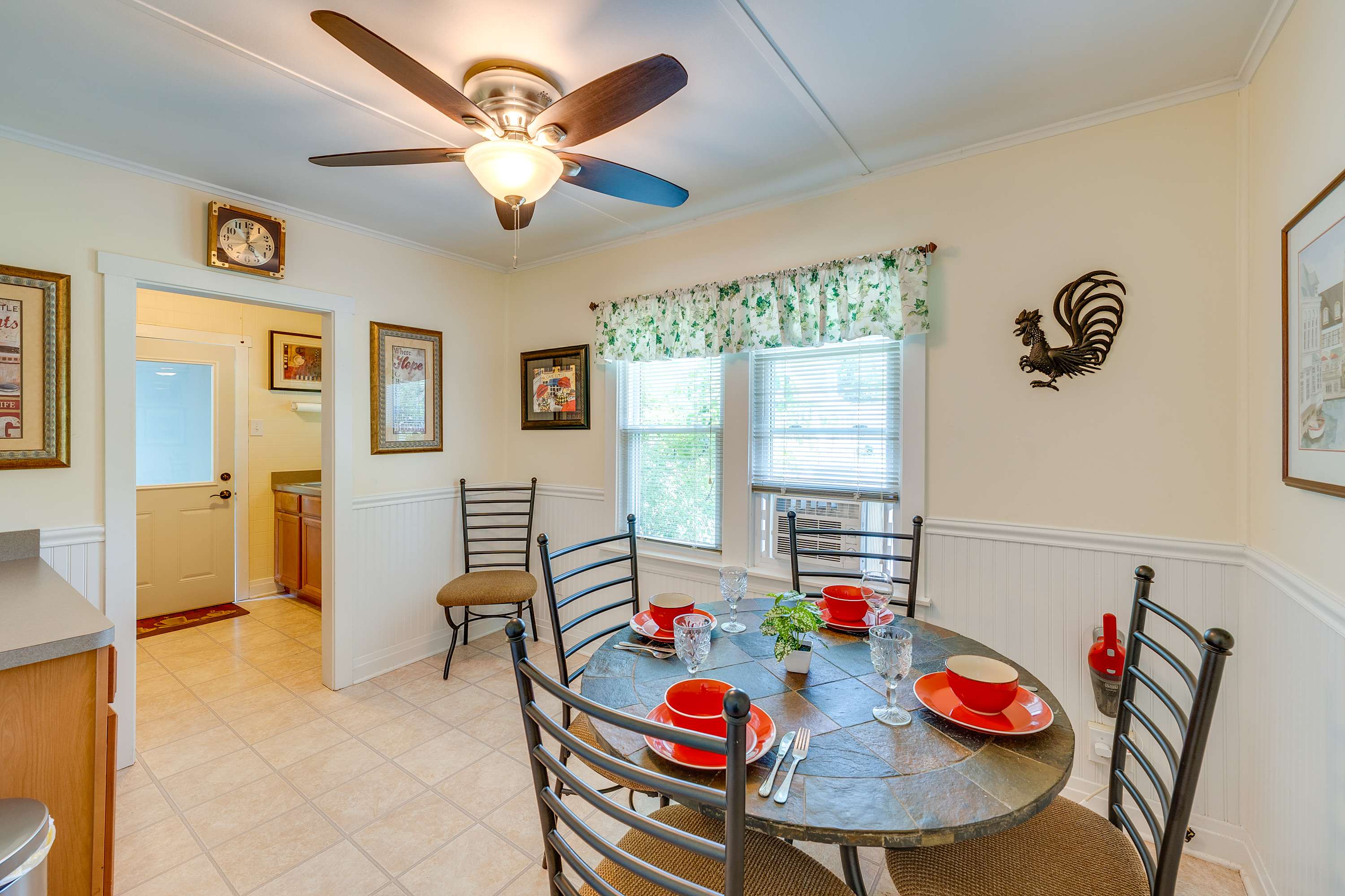 The sunny eat-in kitchen is well equipped for an unforgettable getaway​