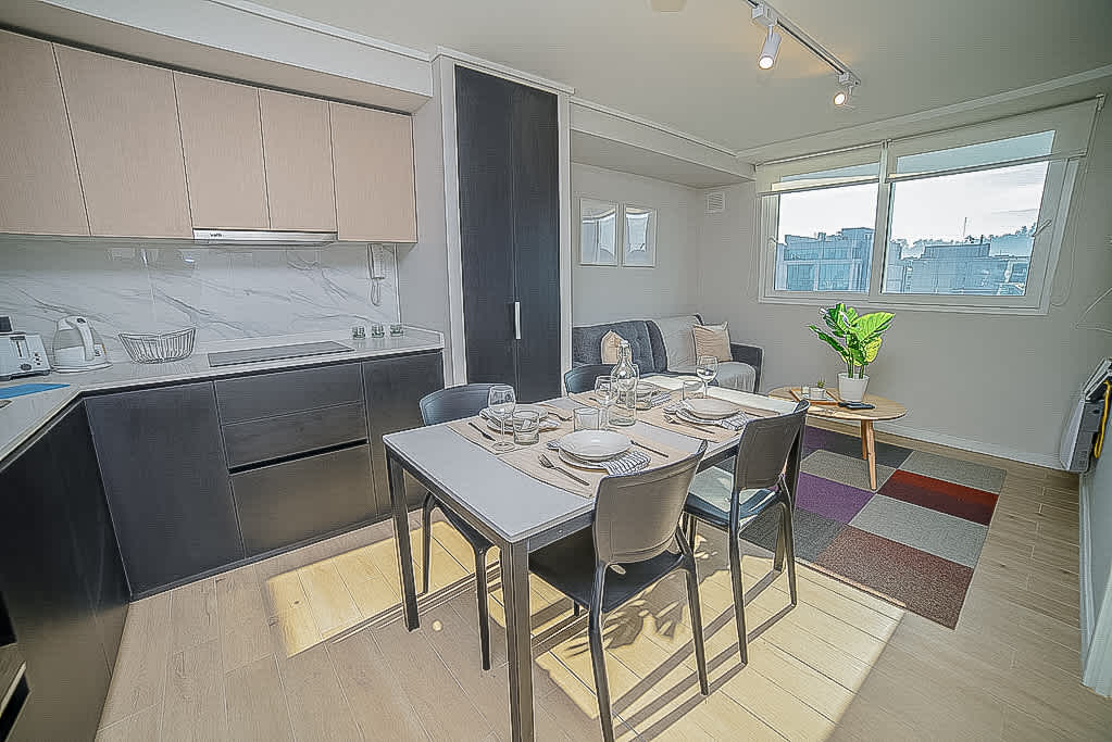Experience modern living with a fully equipped kitchen and stunning city views in this cozy studio apartment.