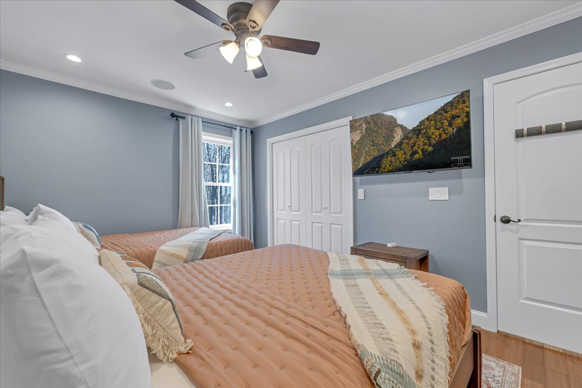 Welcoming Double Bedroom with Plush Area Rug and Cozy Bedside Seating