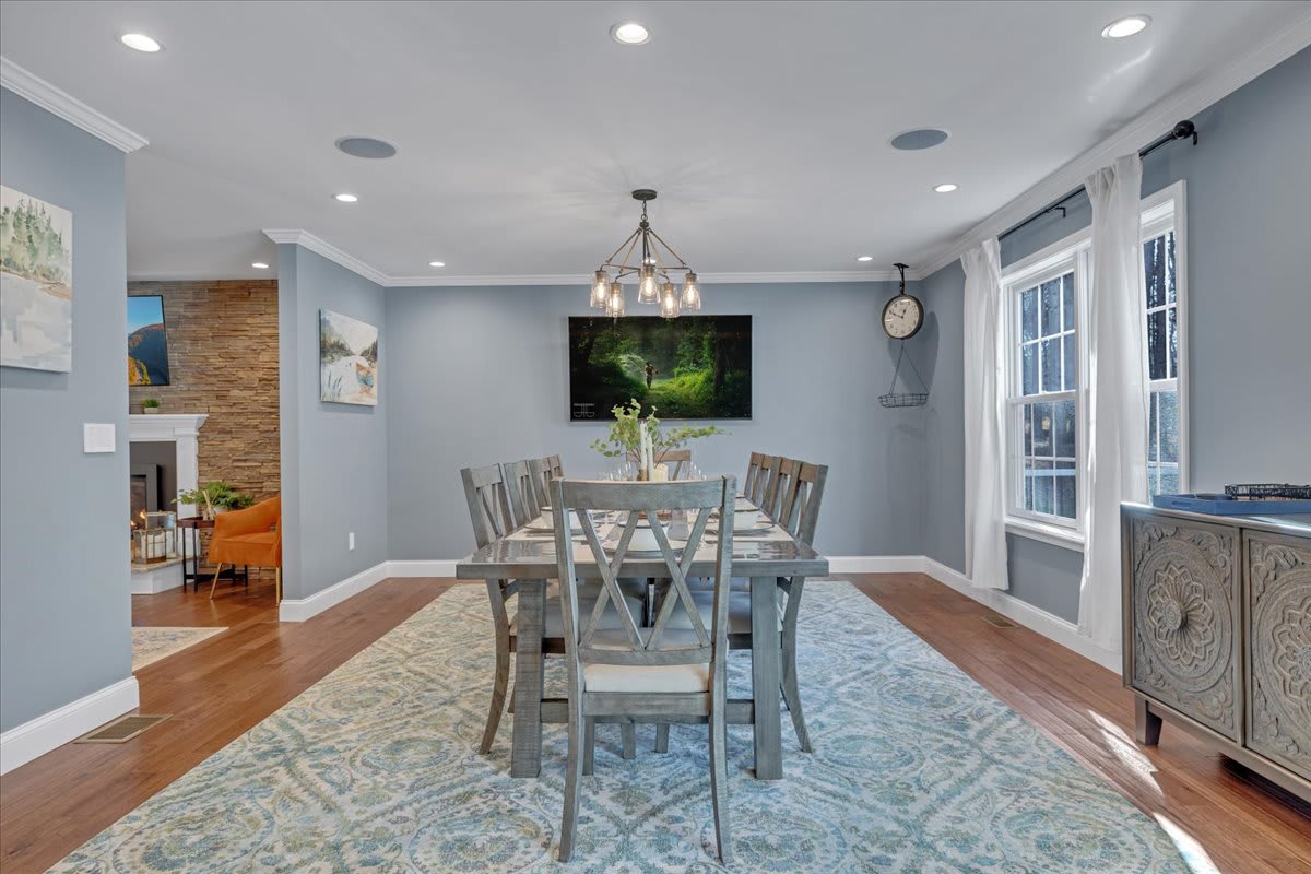 Elegant Dining Room for Family Gatherings