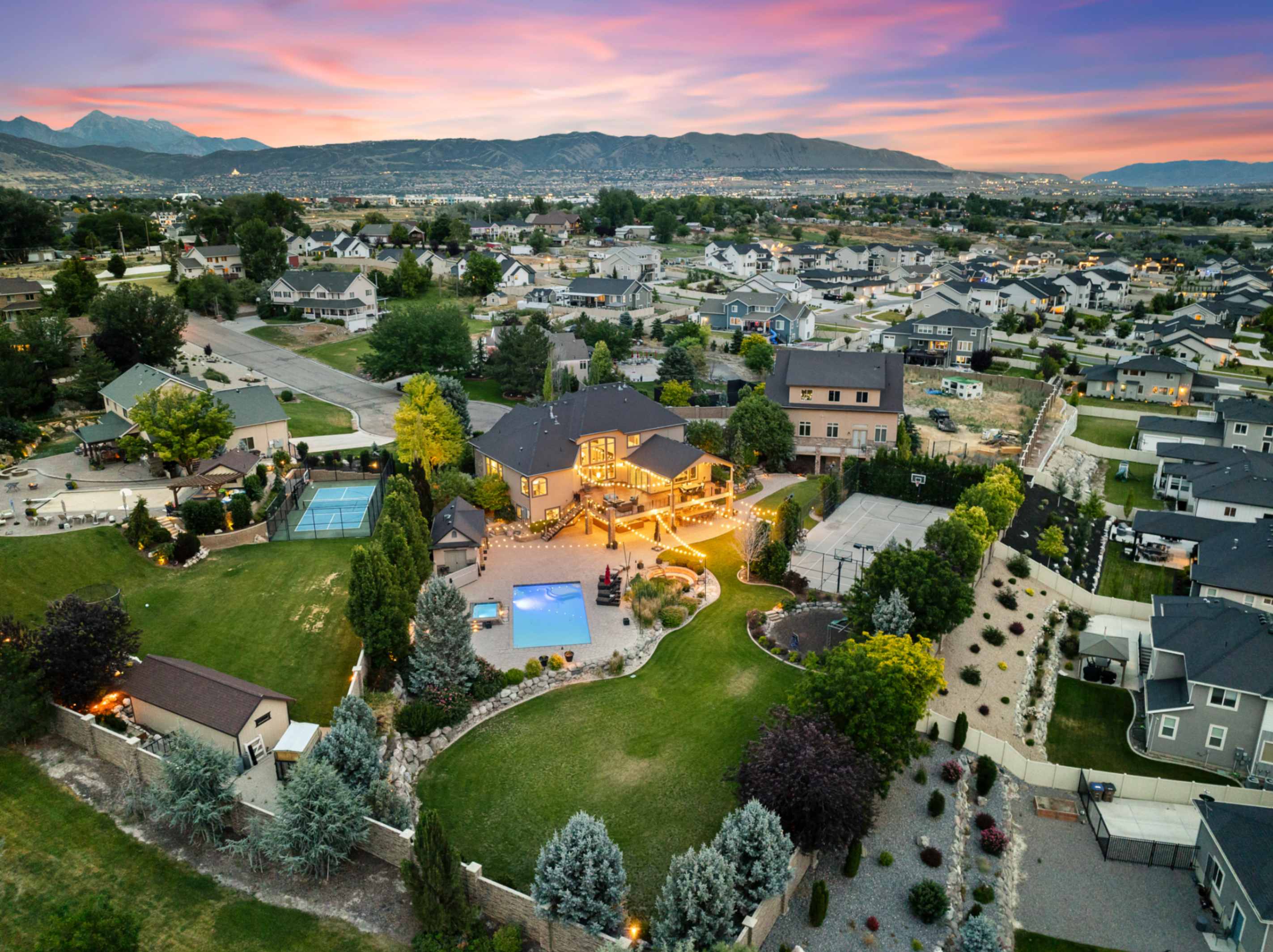 Majesty Estate in Salt Lake with Private Pool and Sport Court | Photo 77