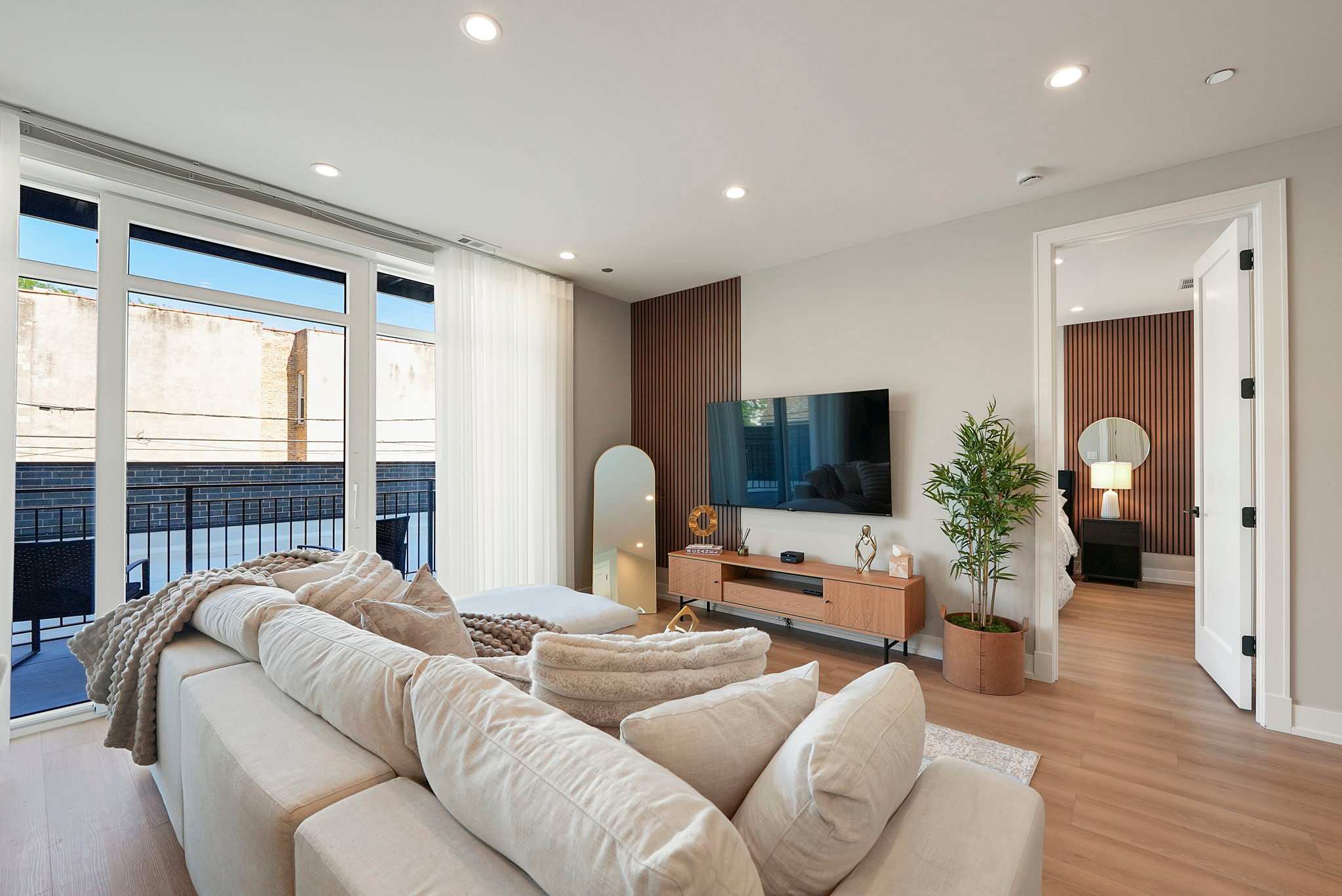 City Living! Modern 2BD 2BA Condo in Tri Taylor — Chicago, IL — vacation rental