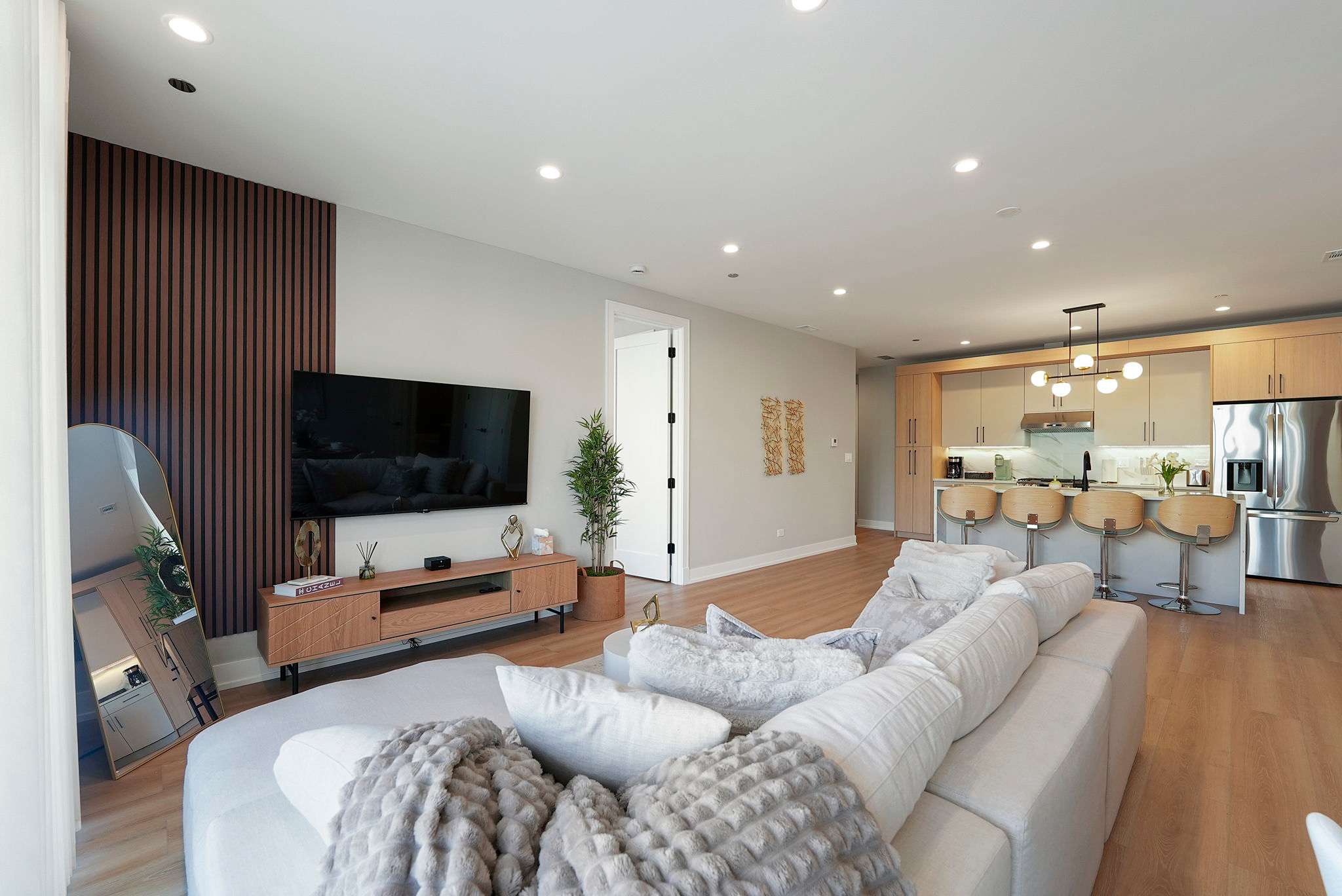 Luxury 2BD Med District Apt w/ Balcony and Parking — Chicago, IL — vacation rental