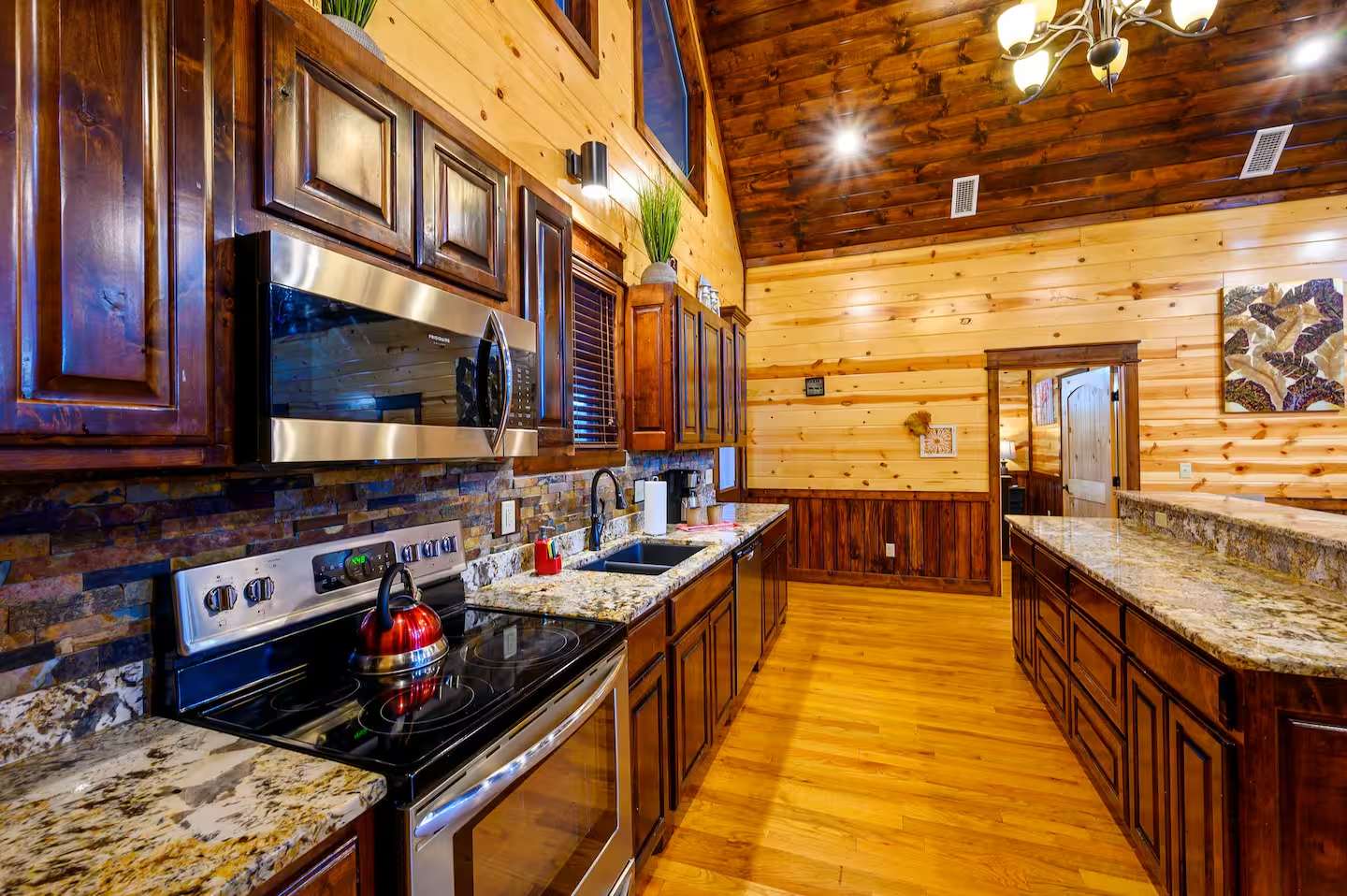 The Great Escape! 4BR w Game Room - Hot Tub - Sleeps 12