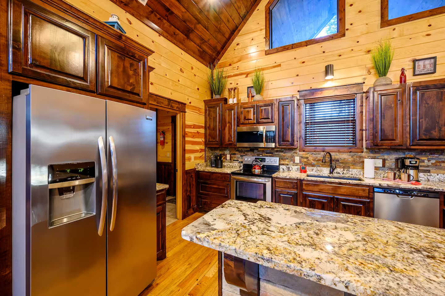 The Great Escape! 4BR w Game Room - Hot Tub - Sleeps 12