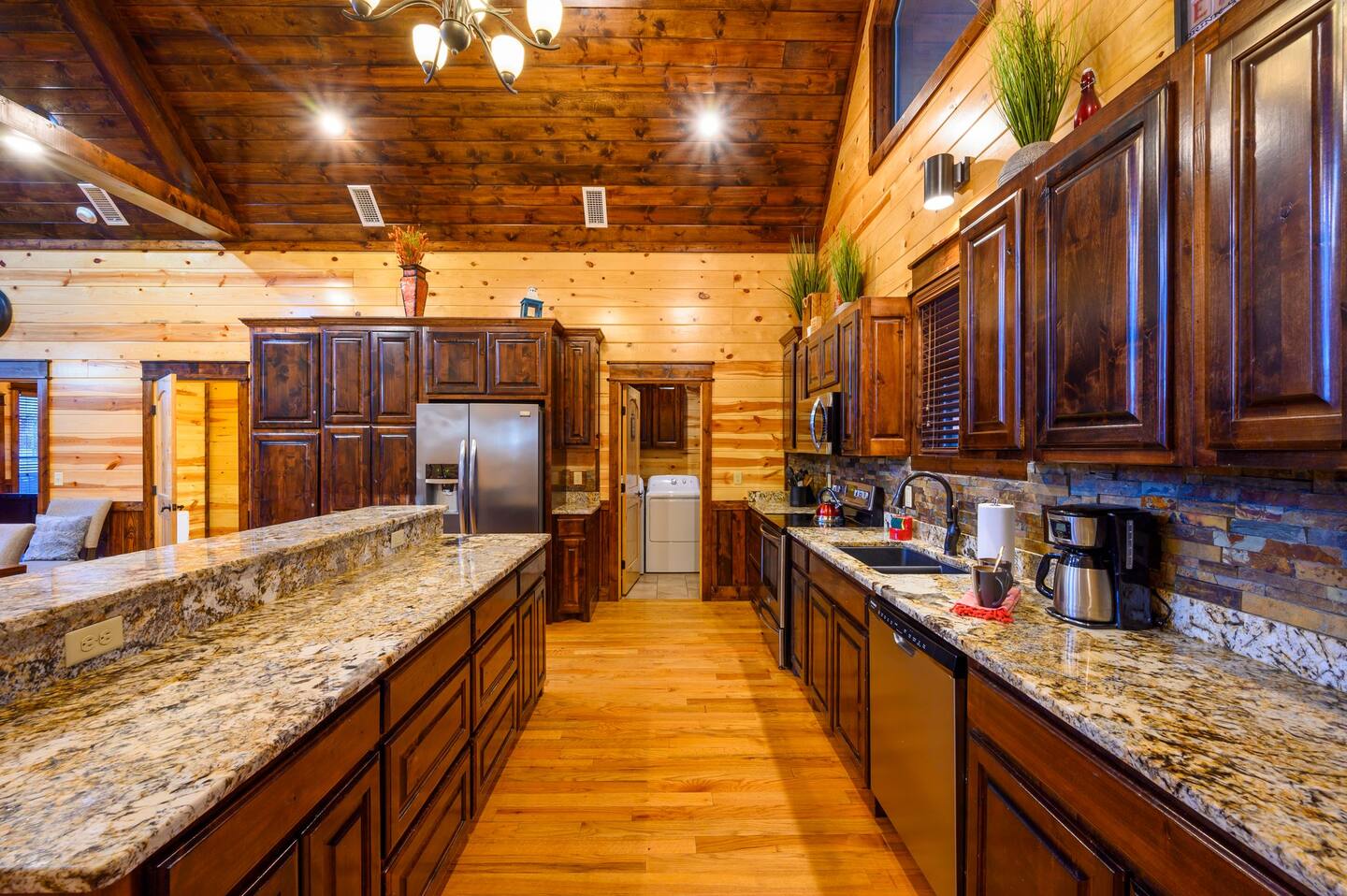 The Great Escape! 4BR w Game Room - Hot Tub - Sleeps 12