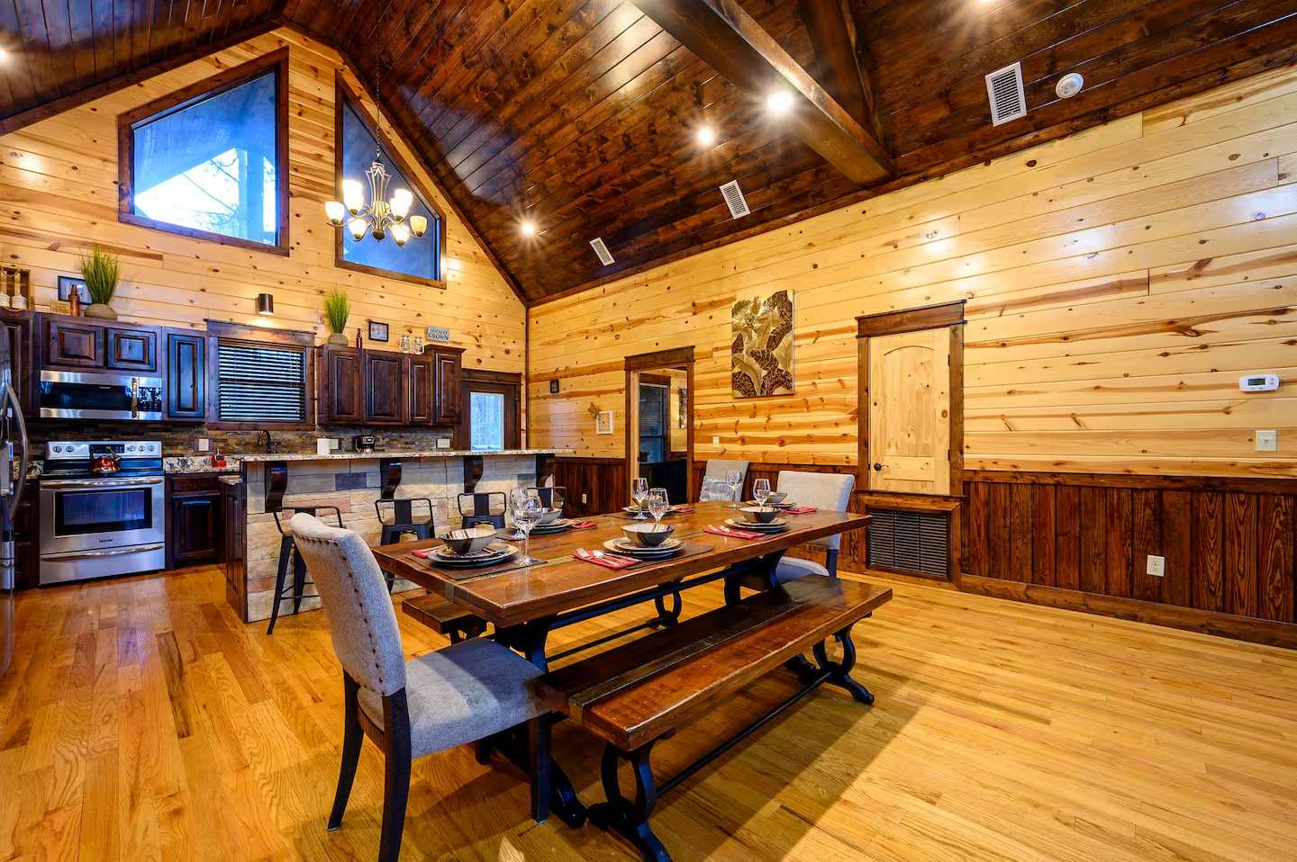 The Great Escape! 4BR w Game Room - Hot Tub - Sleeps 12