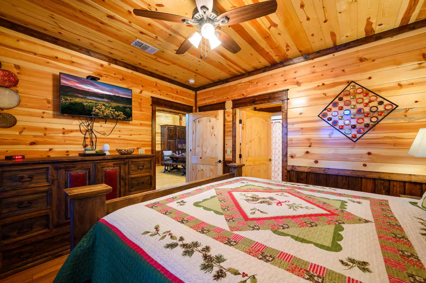 The Great Escape! 4BR w Game Room - Hot Tub - Sleeps 12