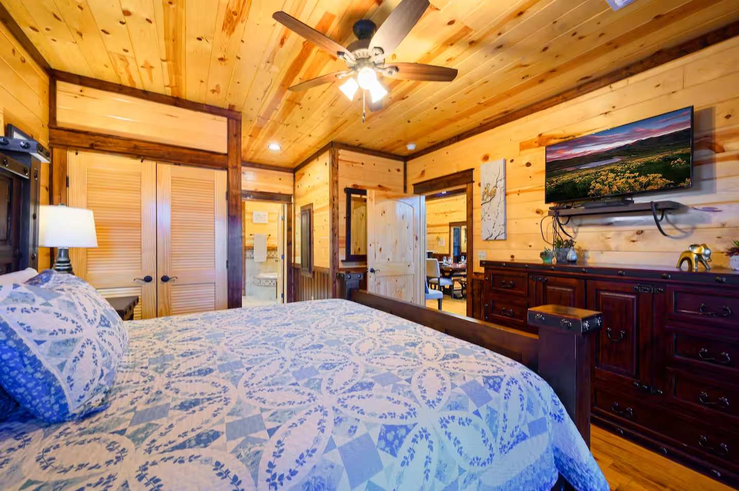 The Great Escape! 4BR w Game Room - Hot Tub - Sleeps 12