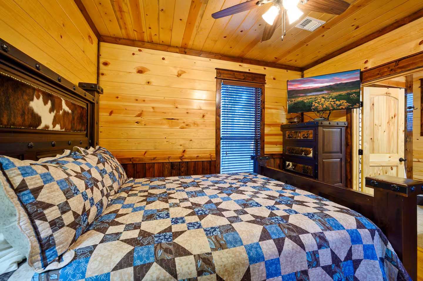 The Great Escape! 4BR w Game Room - Hot Tub - Sleeps 12