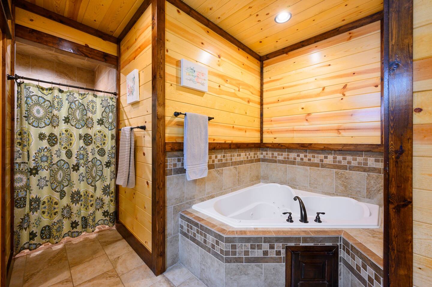 The Great Escape! 4BR w Game Room - Hot Tub - Sleeps 12
