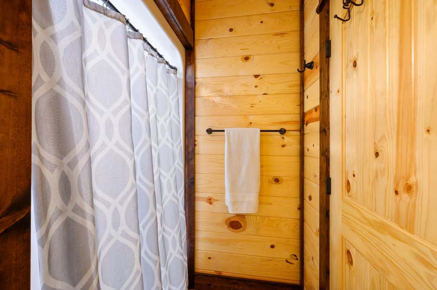 The Great Escape! 4BR w Game Room - Hot Tub - Sleeps 12